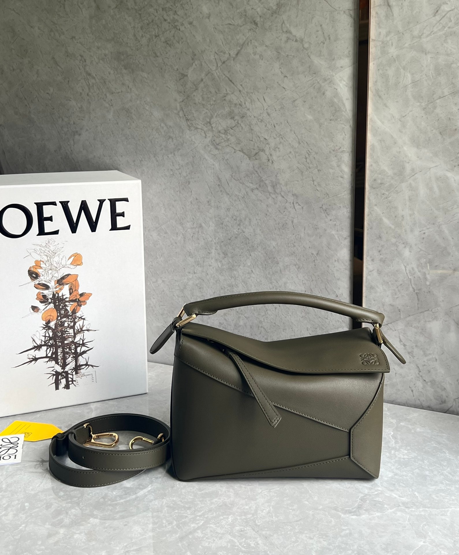LOEWE: LOEWE premium khaki green puzzle bag, made of calfskin, is very lightweight yet has a surprisingly large capacity. Practical, versatile, and convenient for travel. Small size: 24 x 16 x 10 cm. Thank
