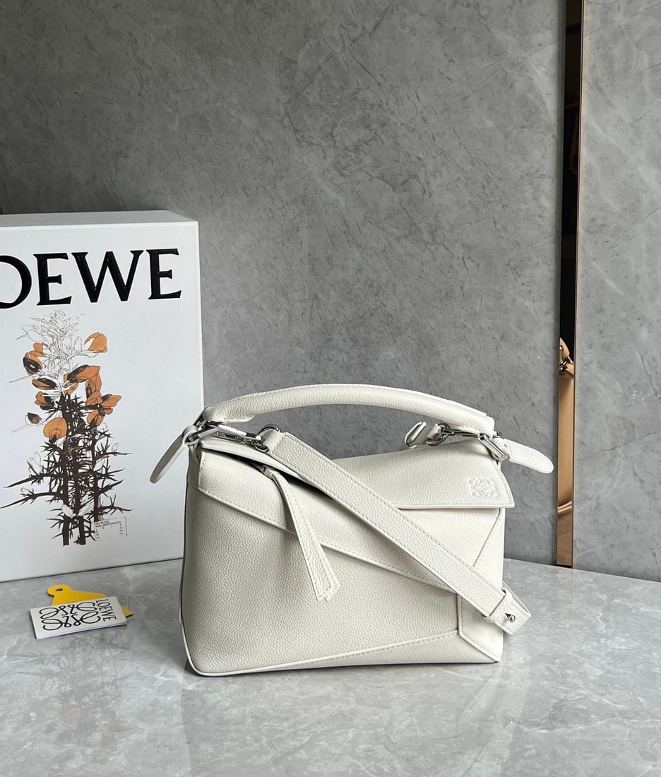 LOEWE: The LOEWE Puzzle bag is made of pebbled cowhide, with the entire bag featuring pebbled leather patchwork. It's lightweight yet has a surprisingly large capacity, making it practical, versatile, and co