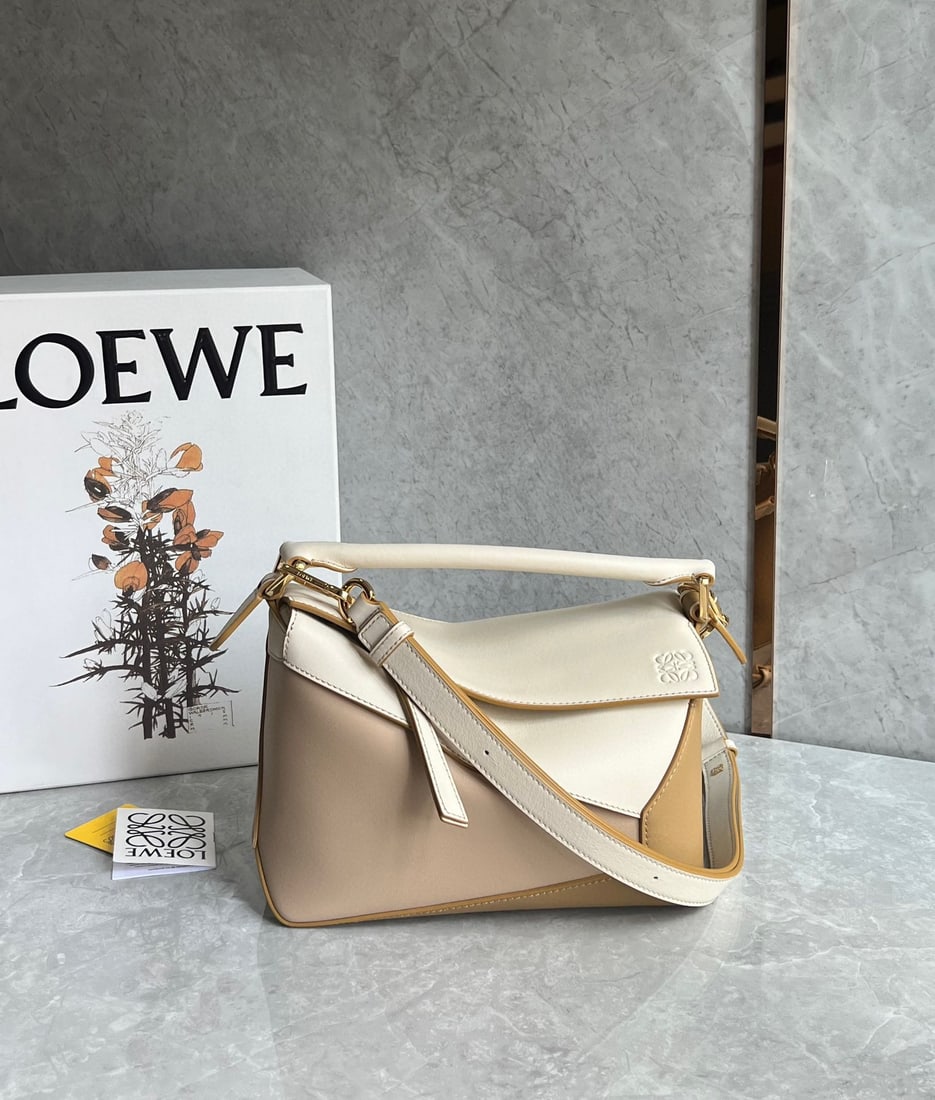 LOEWE: The LOEWE Puzzle bag is made of calfskin with a color-blocked design. It's lightweight yet has a surprisingly large capacity, making it practical, versatile, and convenient for travel. The small size 