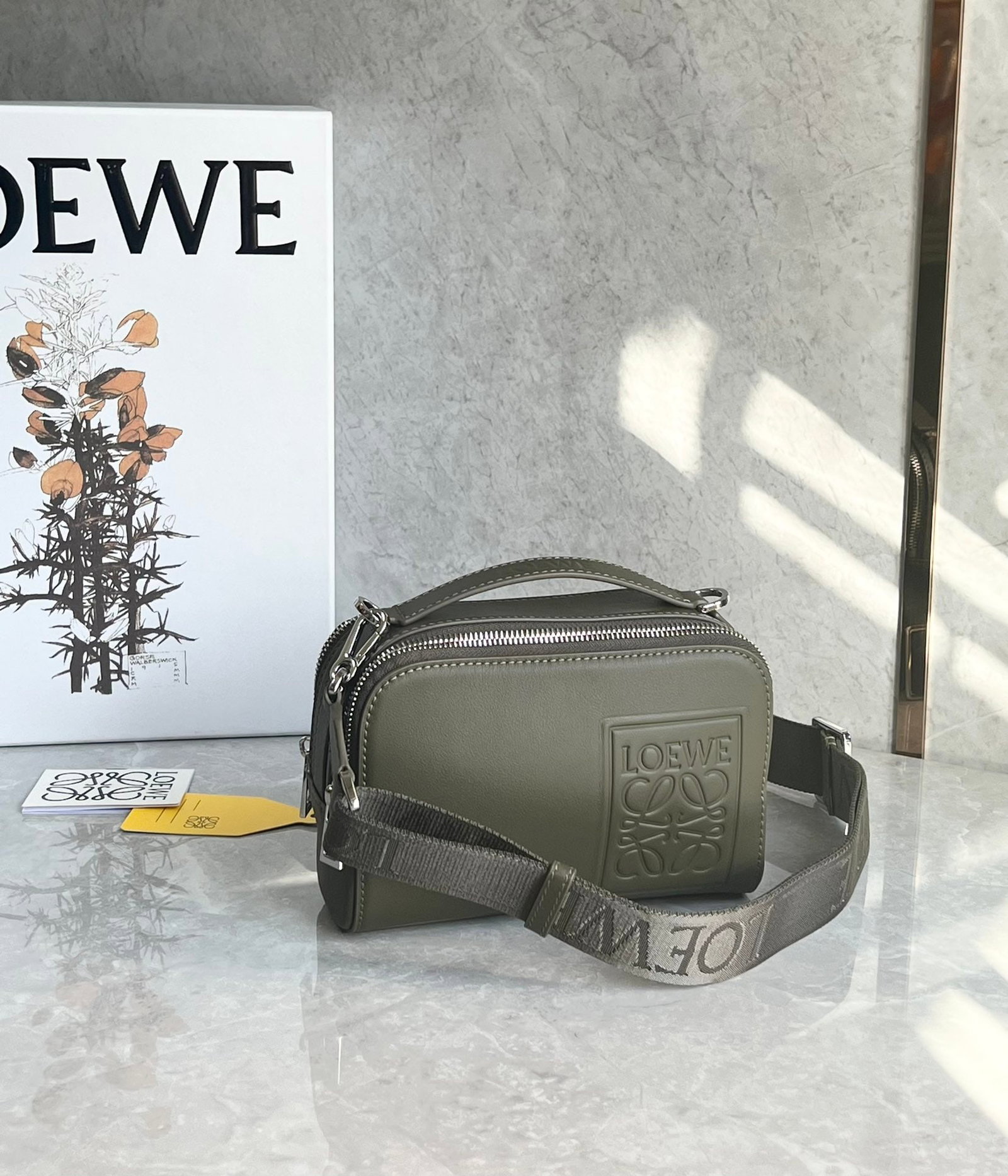LOEWE: LOEWE camera bag, a popular horizontal design, perfect for couples, made of high-quality satin cowhide leather with embroidery and a wide shoulder strap. Size: 18X13X7cm Thank you for viewing our