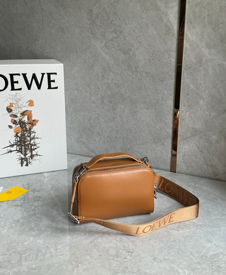 LOEWE: LOEWE camera bag, a popular horizontal design, perfect for couples, made of high-quality satin cowhide leather with embroidery and a wide shoulder strap. Size: 18X13X7cm Thank you for viewing our