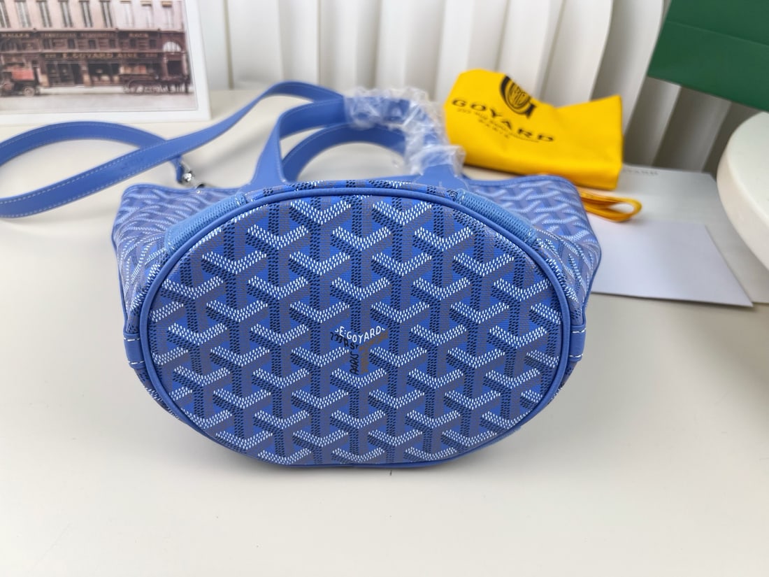 Goyard Belharra: The 2020 Goyard Belharra bucket bag, a limited edition, is absolutely gorgeous! The interior features a floral pattern, and the iris purple with a touch of gray exudes sophistication. The rose pink