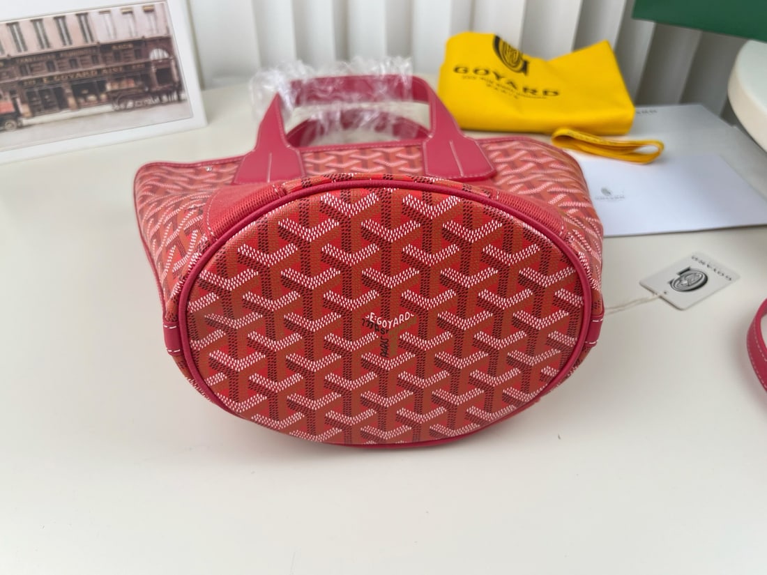 Goyard Belharra: The 2020 Goyard Belharra bucket bag, a limited edition, is absolutely gorgeous! The interior features a floral pattern, and the iris purple with a touch of gray exudes sophistication. The rose pink