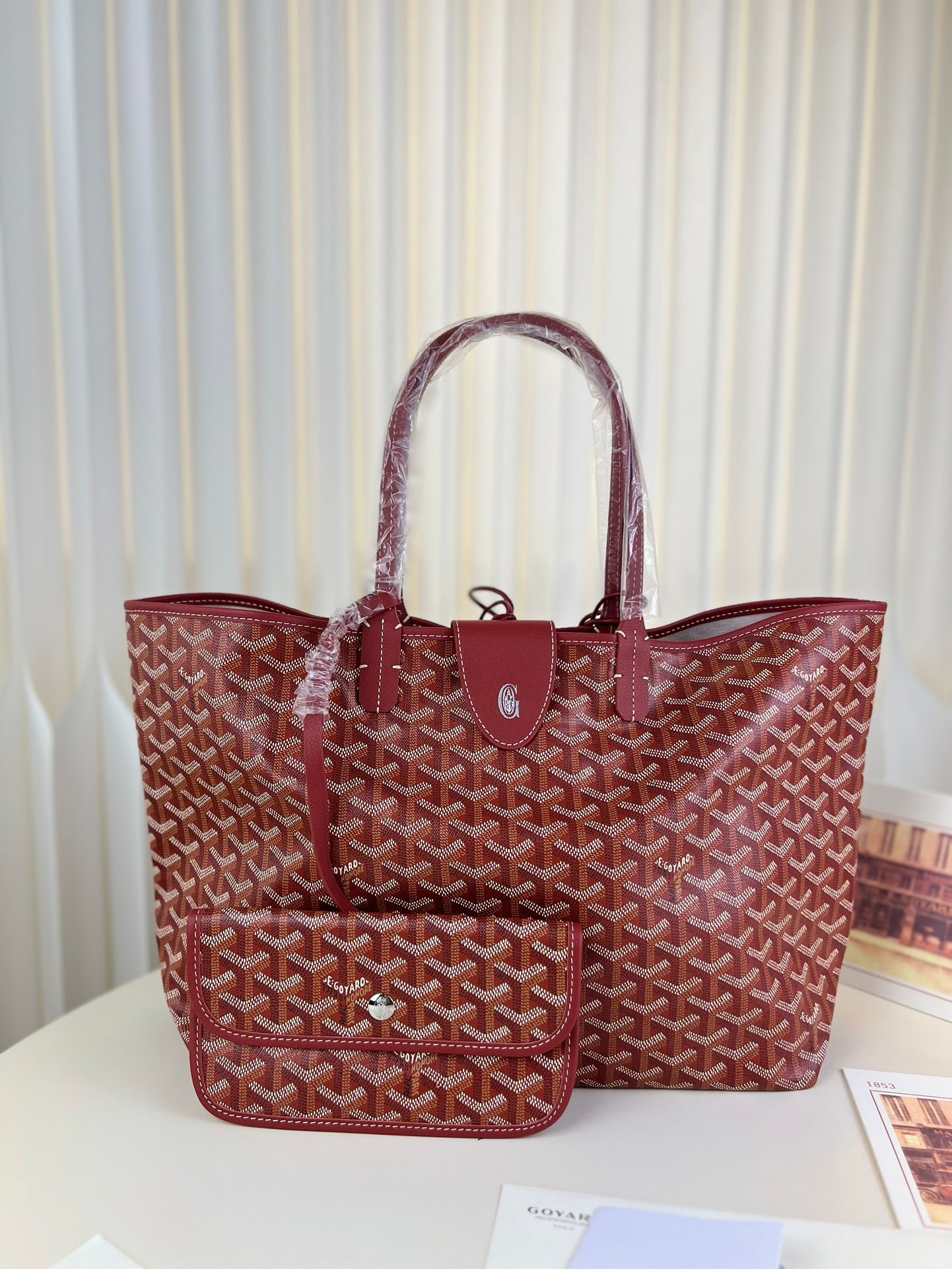 Goyard Saint Louis Tote: The Goyard Saint Louis Tote is made of calfskin canvas, which feels firm yet soft to the touch. It can be folded up for storage, making it a true shopping bag. It's not only suitable for everyday use 