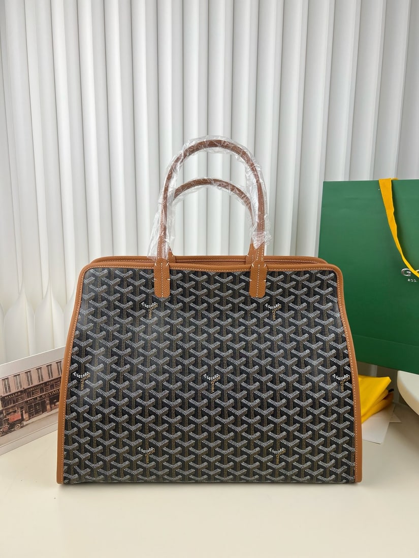 Goyard Hardy: The Goyard Hardy is a spacious yet practical travel bag that exudes sophistication. It's comfortable to carry, durable, and features a full zipper for added security. With a large capacity and lightwe