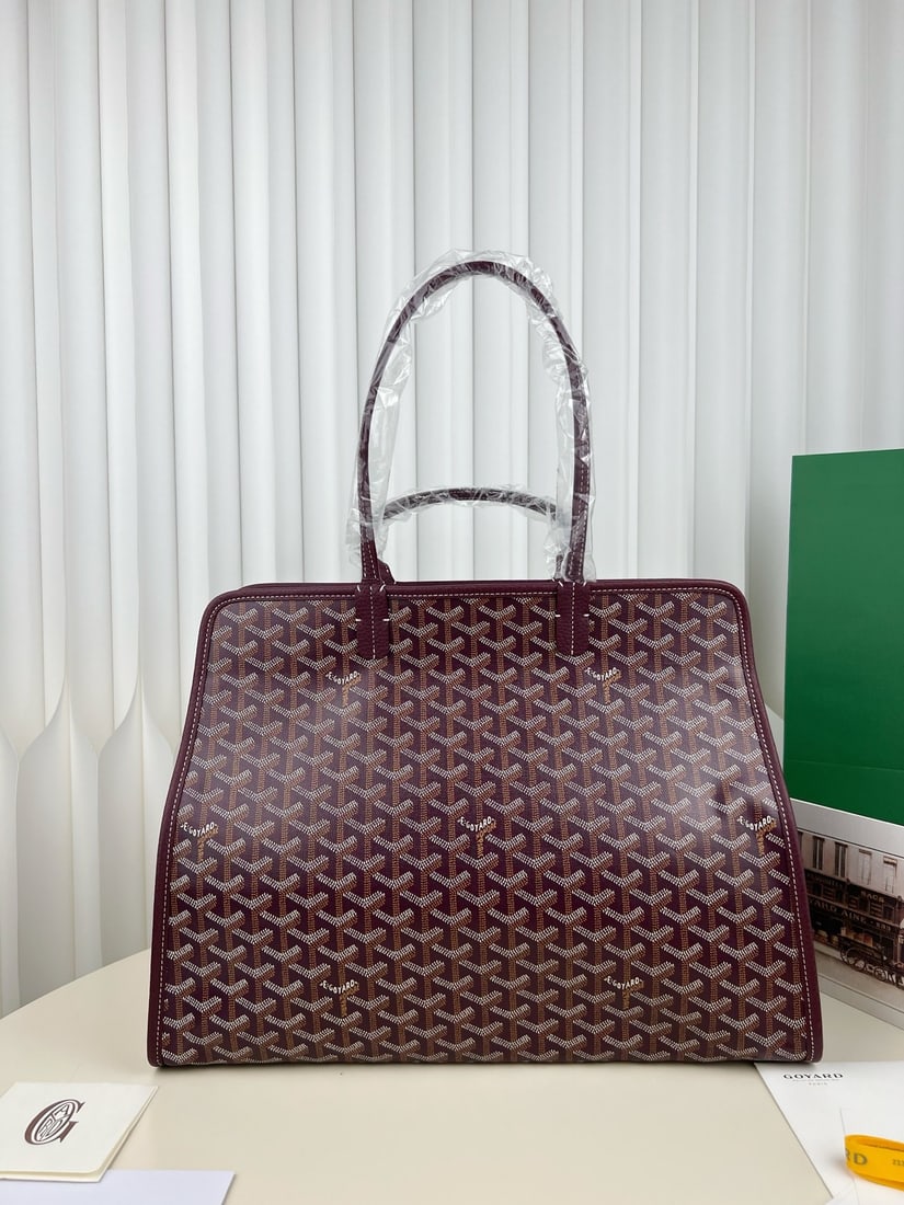 Goyard Hardy: The Goyard Hardy is a spacious yet practical travel bag that exudes sophistication. It's comfortable to carry, durable, and features a full zipper for added security. With a large capacity and lightwe