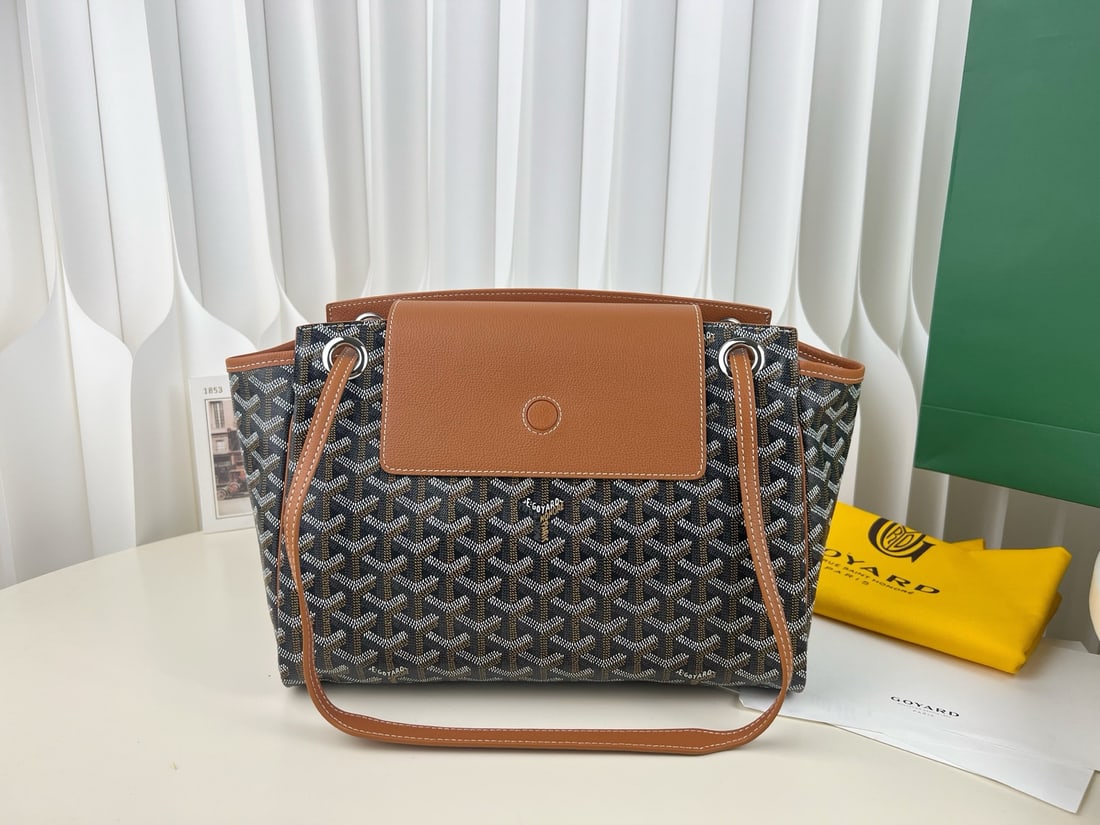 Goyard Rouette: The Goyard Rouette is a classic and practical bag! It features an interior pocket, a padded bottom, and a reinforced base, so you don't have to worry about it sagging or deforming even with a lot of i