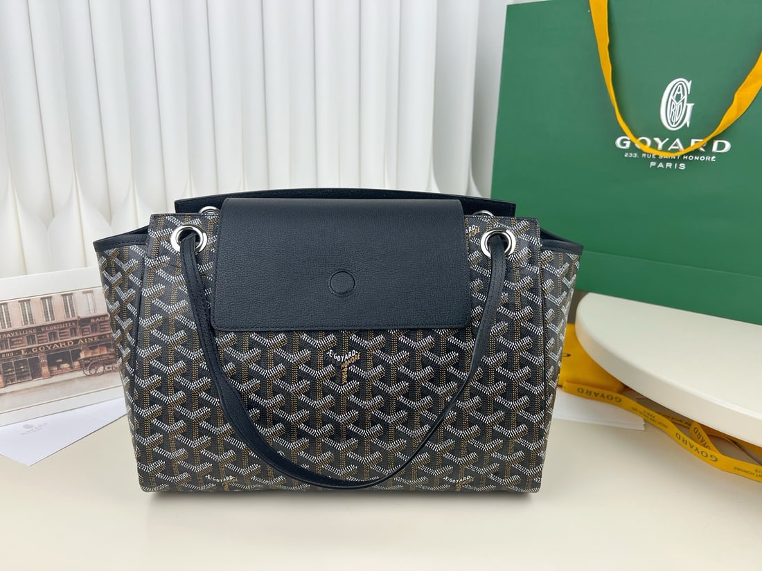Goyard Rouette: The Goyard Rouette is a classic and practical bag! It features an interior pocket, a padded bottom, and a reinforced base, so you don't have to worry about it sagging or deforming even with a lot of i