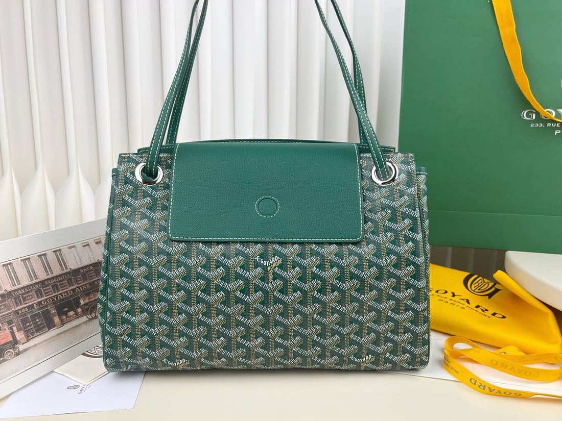 Goyard Rouette: The Goyard Rouette is a classic and practical bag! It features an interior pocket, a padded bottom, and a reinforced base, so you don't have to worry about it sagging or deforming even with a lot of i