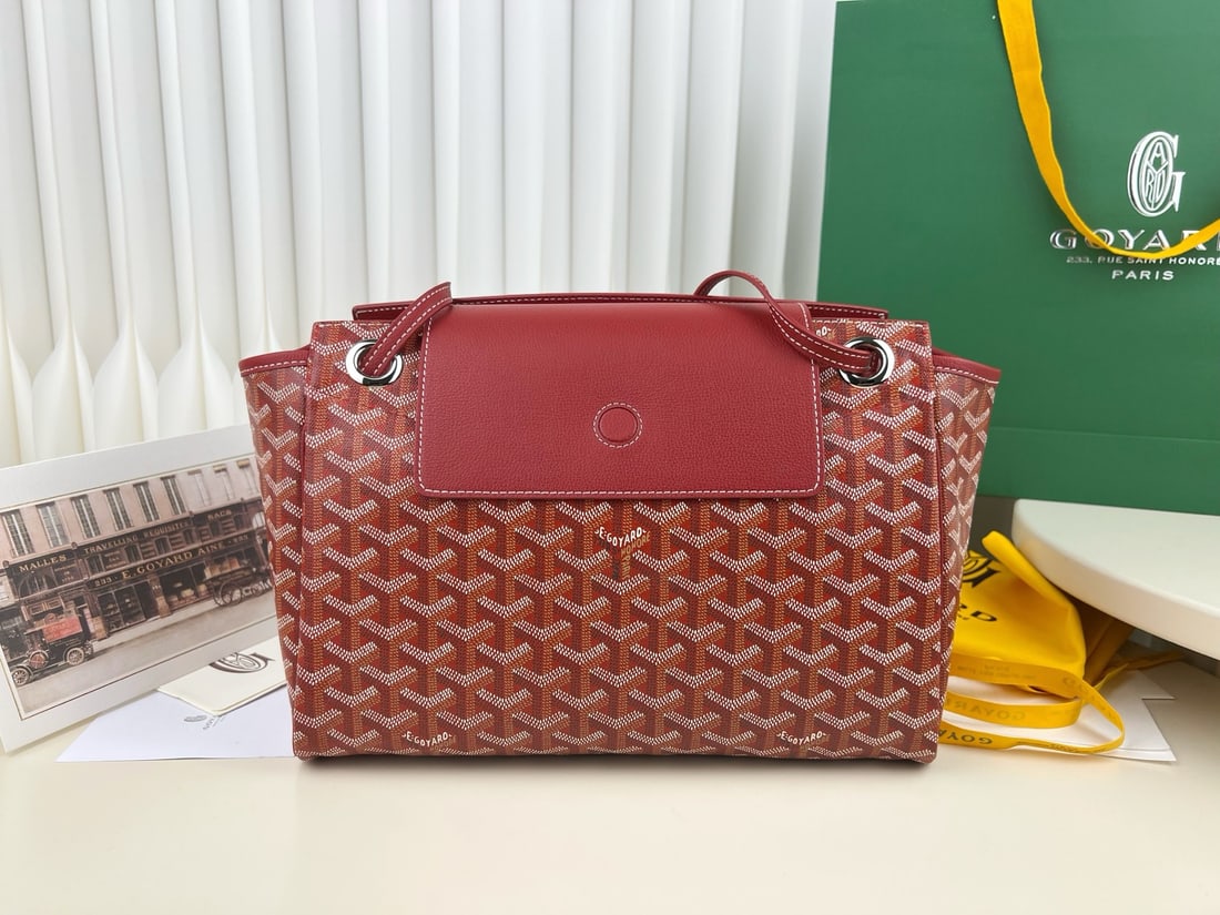 Goyard Rouette: The Goyard Rouette is a classic and practical bag! It features an interior pocket, a padded bottom, and a reinforced base, so you don't have to worry about it sagging or deforming even with a lot of i