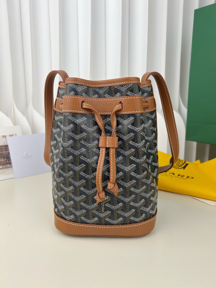 Goyard Petit Flot: The Goyard Petit Flot bucket bag is very lightweight yet spacious. The adjustable shoulder strap allows for hand-carrying, shoulder-carrying, or crossbody wear. You can loosen the strap or let the bag