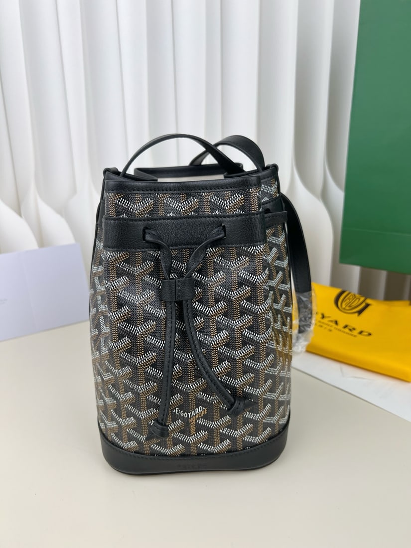 Goyard Petit Flot: The Goyard Petit Flot bucket bag is very lightweight yet spacious. The adjustable shoulder strap allows for hand-carrying, shoulder-carrying, or crossbody wear. You can loosen the strap or let the bag