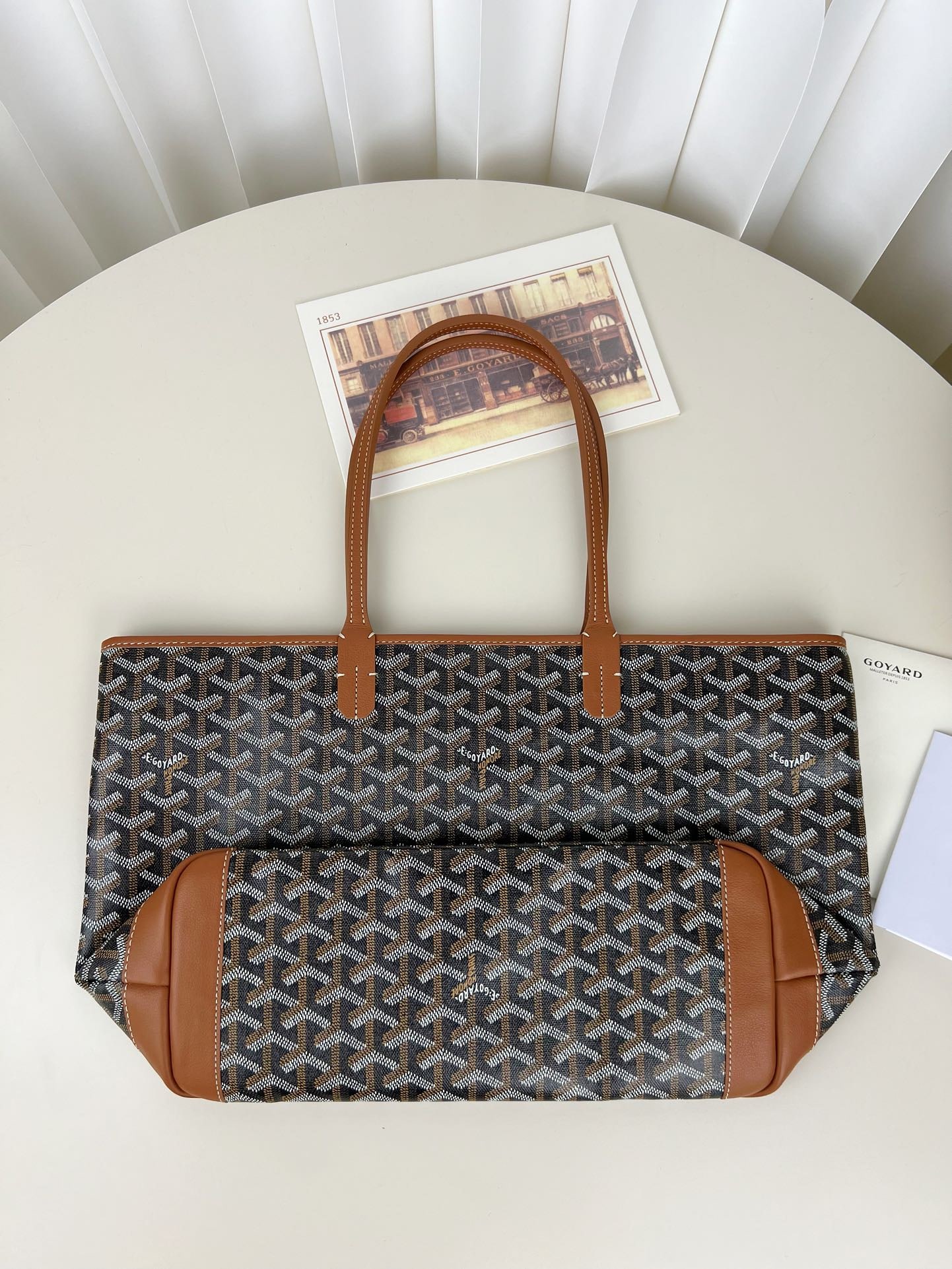 Goyard Artois tote: The Goyard Artois tote bag with a zipper is spacious yet lightweight, making it perfect for commuting. The material is slightly stiffer than the classic version, giving it a more structured look. The 