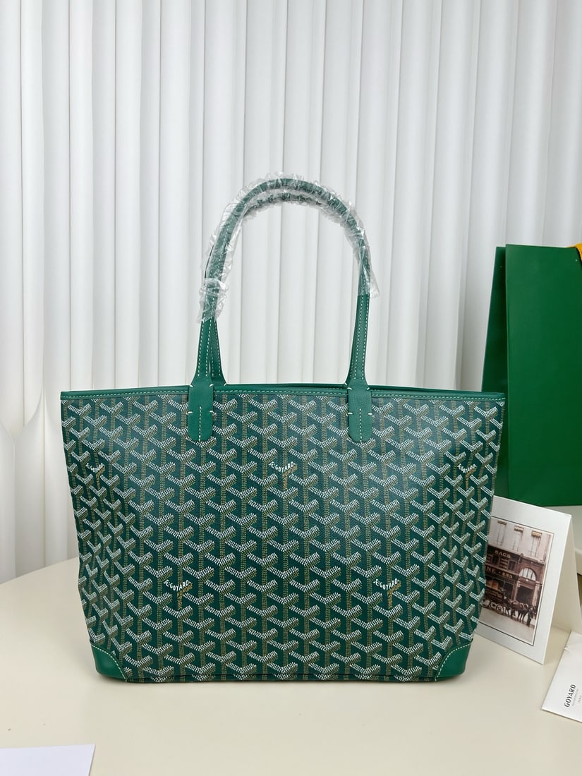 Goyard Artois tote: The Goyard Artois tote bag with a zipper is spacious yet lightweight, making it perfect for commuting. The material is slightly stiffer than the classic version, giving it a more structured look. The 