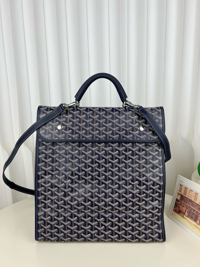 Goyard Saint Leger: The Goyard Saint Leger backpack is an absolute must-have for fashionable people. Its classic monogram print is both retro and youthful, understated yet unique. It's great as a handbag, shoulder bag,