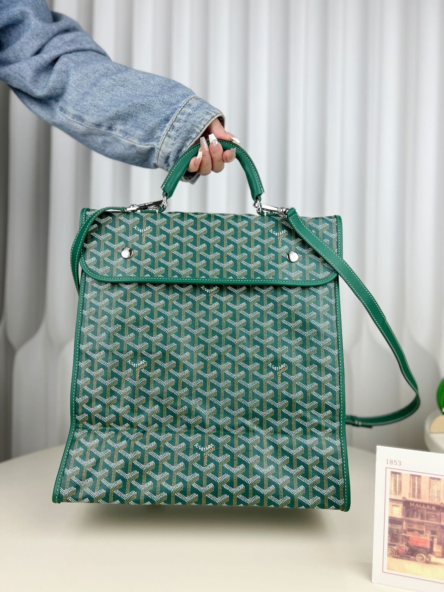 Goyard Saint Leger: The Goyard Saint Leger backpack is an absolute must-have for fashionable people. Its classic monogram print is both retro and youthful, understated yet unique. It's great as a handbag, shoulder bag,