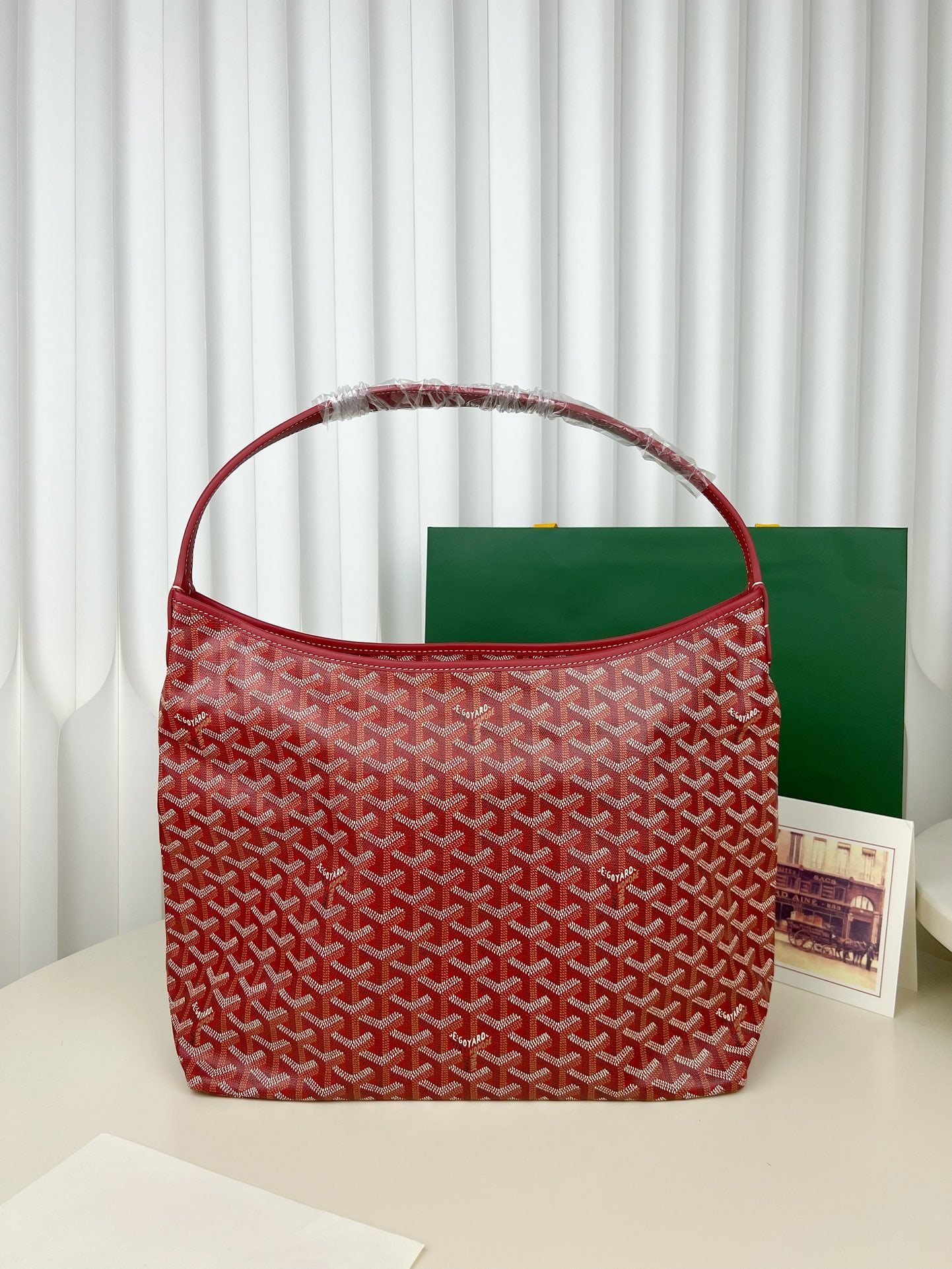 Goyard Boheme Hobo: The Goyard Boheme Hobo represents the epitome of relaxed style! Simple, casual, and perfectly suited for everyday commuting, this lightweight and soft bag boasts an amazing capacity, easily accommodat