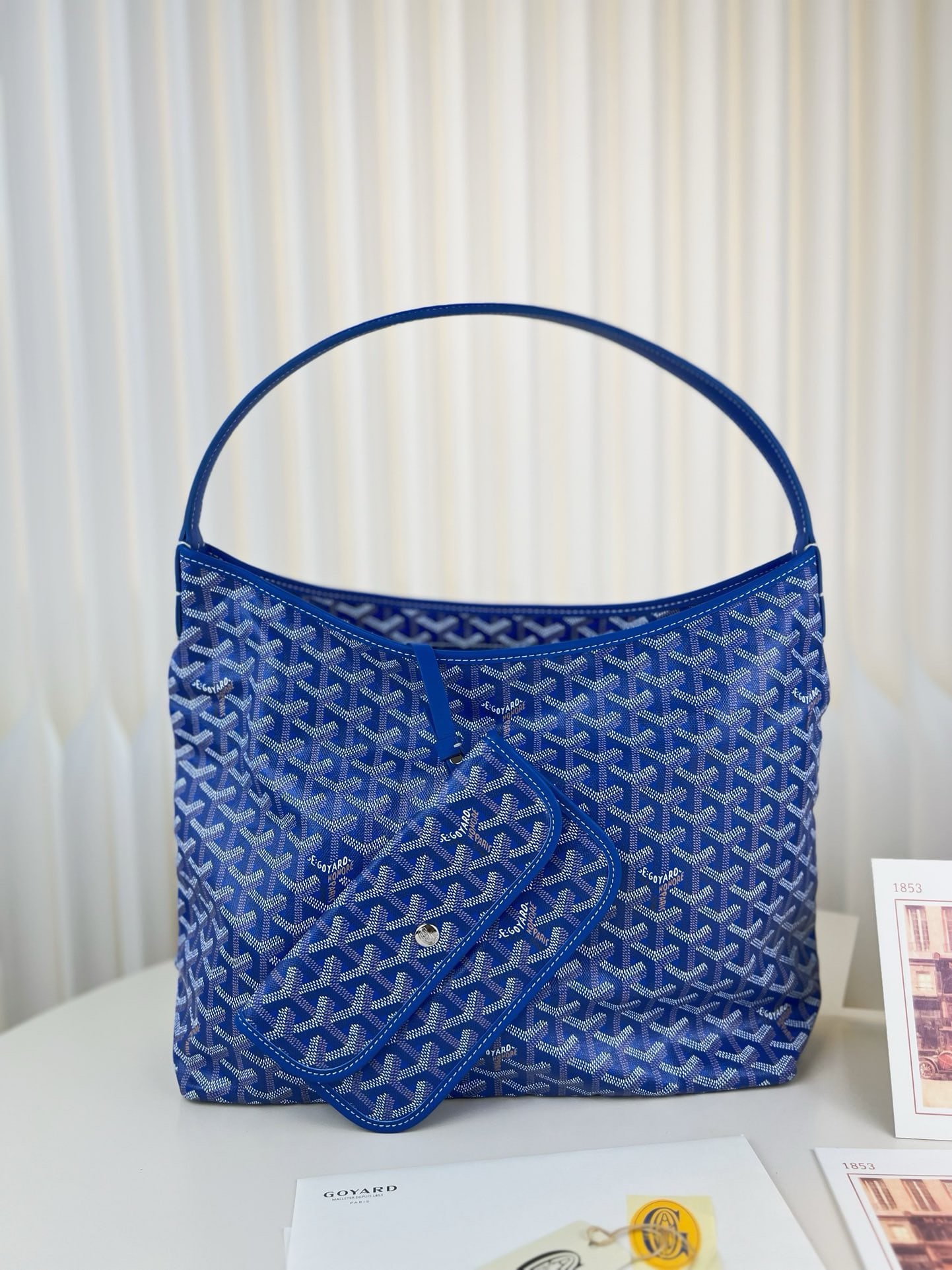 Goyard Boheme Hobo: The Goyard Boheme Hobo in blue embodies a relaxed and effortless style! Simple, casual, and perfectly suited for everyday commuting, this lightweight and soft bag boasts an impressive capacity,