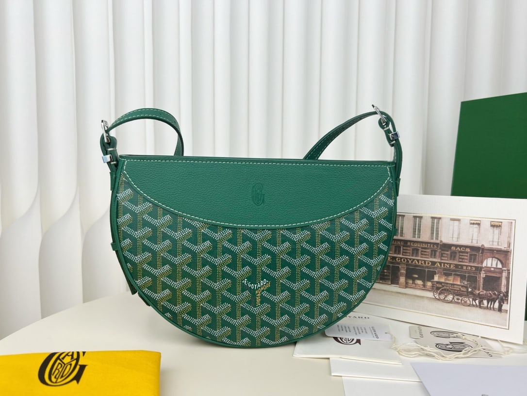 Goyard Hirondella: The Goyard Hirondella Swallow Bag is both beautiful and practical. This trendy swallow bag is incredibly useful and looks absolutely gorgeous in person! It features a zipper closure for added security