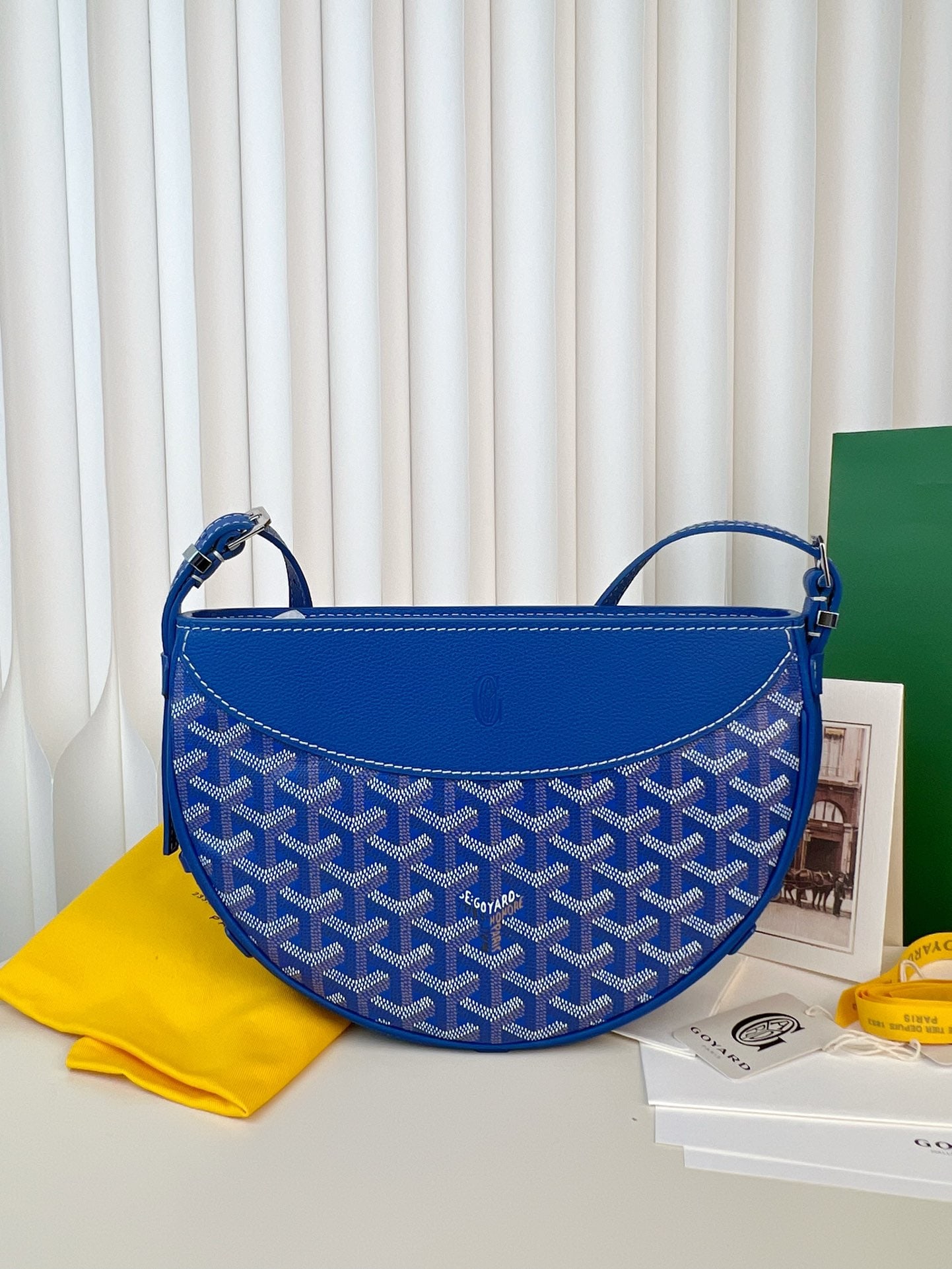 Goyard Hirondella: The Goyard Hirondella Swallow Bag is both beautiful and practical. This trendy swallow bag is incredibly useful and looks absolutely gorgeous in person! It features a zipper closure for added security