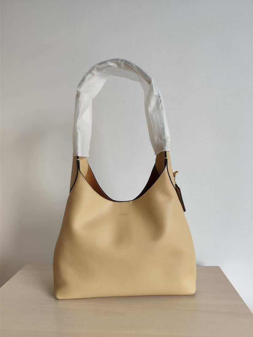 COACH Brooklyn: The COACH Brooklyn series 28 Hobo bag is a classic and versatile piece. Made entirely of top-grain cowhide, this relaxed streetwear style bag features a soft yet structured body with simple lines and 