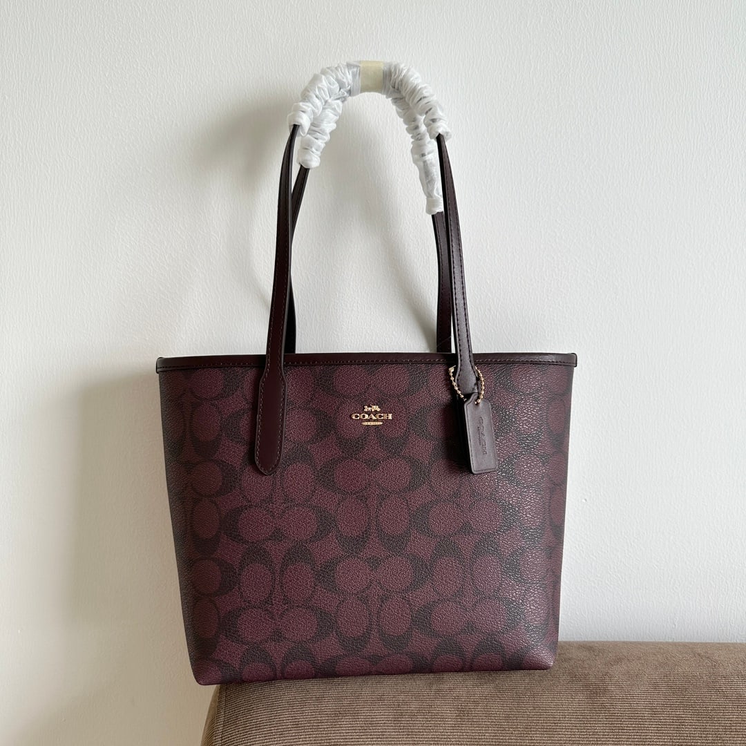 COACH: The COACH 3 City 23 series small tote bag/basket bag is made of PVC monogram canvas paired with top-grain cowhide leather. It features an interior patch pocket and is suitable for all seasons. It's ve
