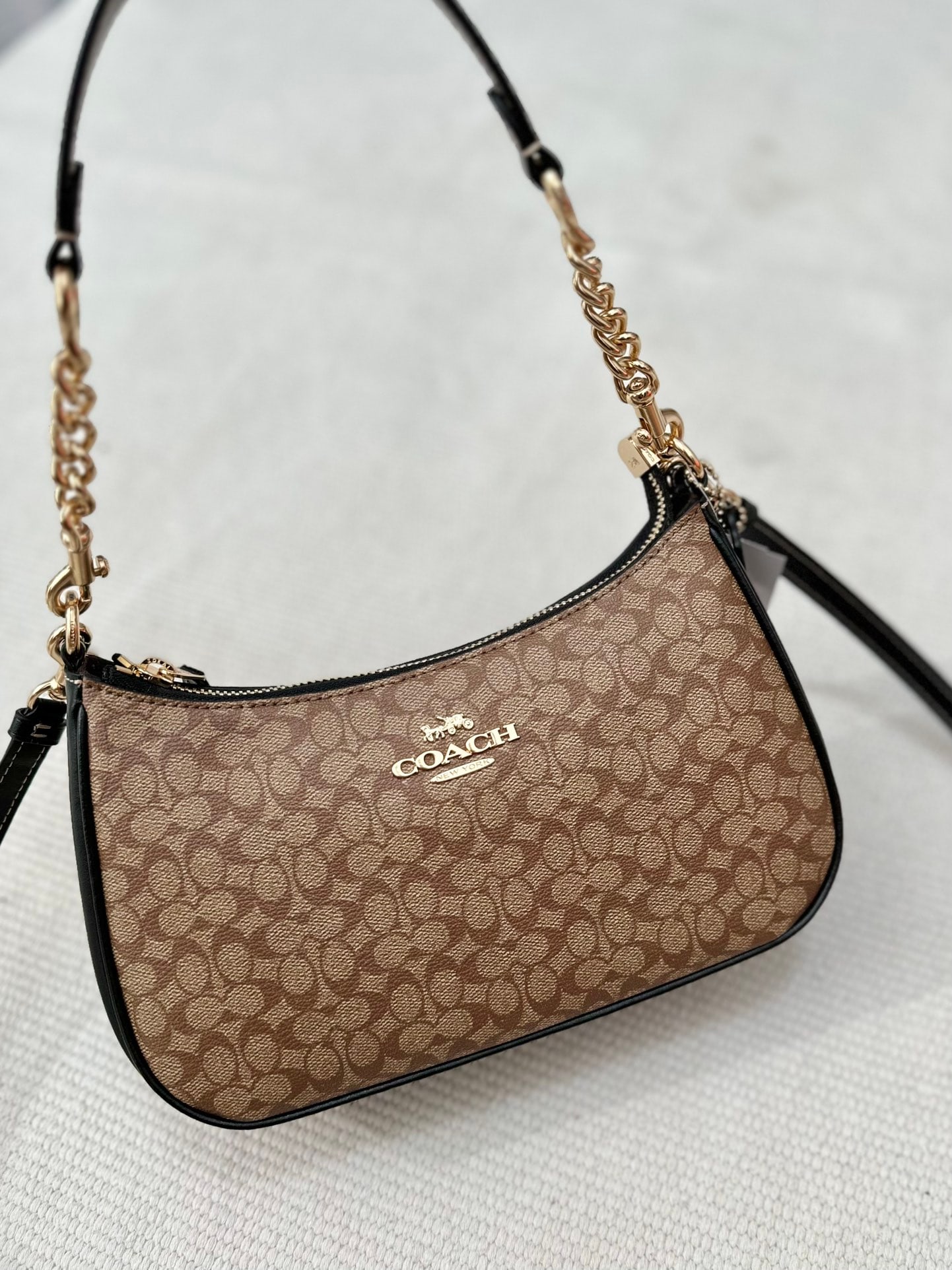 COACH: COACH's classic TERI shoulder bag with PVC and leather trim, perfect for hand, crossbody, or underarm carrying. Made of durable cowhide leather, it boasts a large capacity to meet everyday needs.