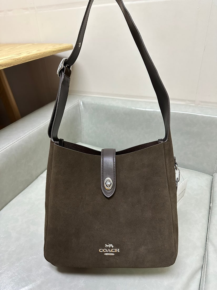 COACH Hadley: The coffee-colored suede bag, a staple color for autumn and winter, is incredibly versatile. This Hadley hobo bag exudes sophistication. Lightweight yet spacious, it's super practical and comes with