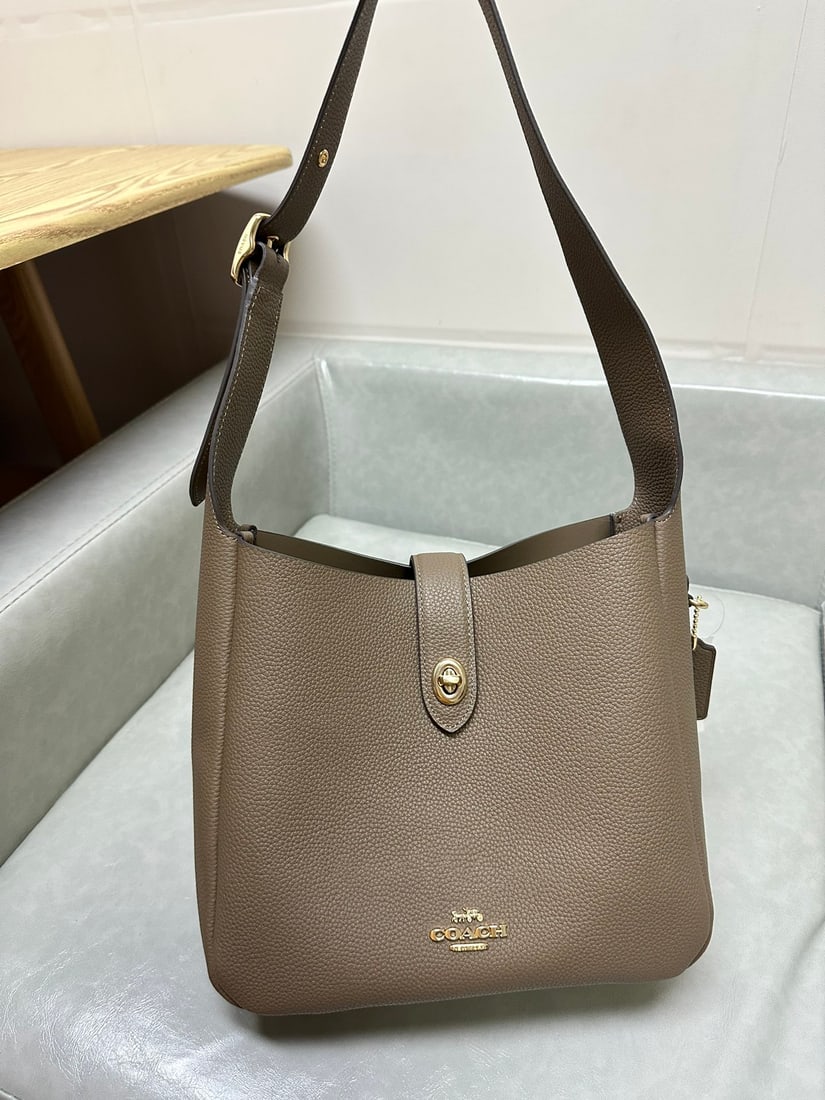 COACH Hadley: The pebbled leather color is a versatile choice for autumn and winter. The Hadley hobo bag exudes sophistication, is lightweight yet spacious, and incredibly practical. It also comes with an extended 