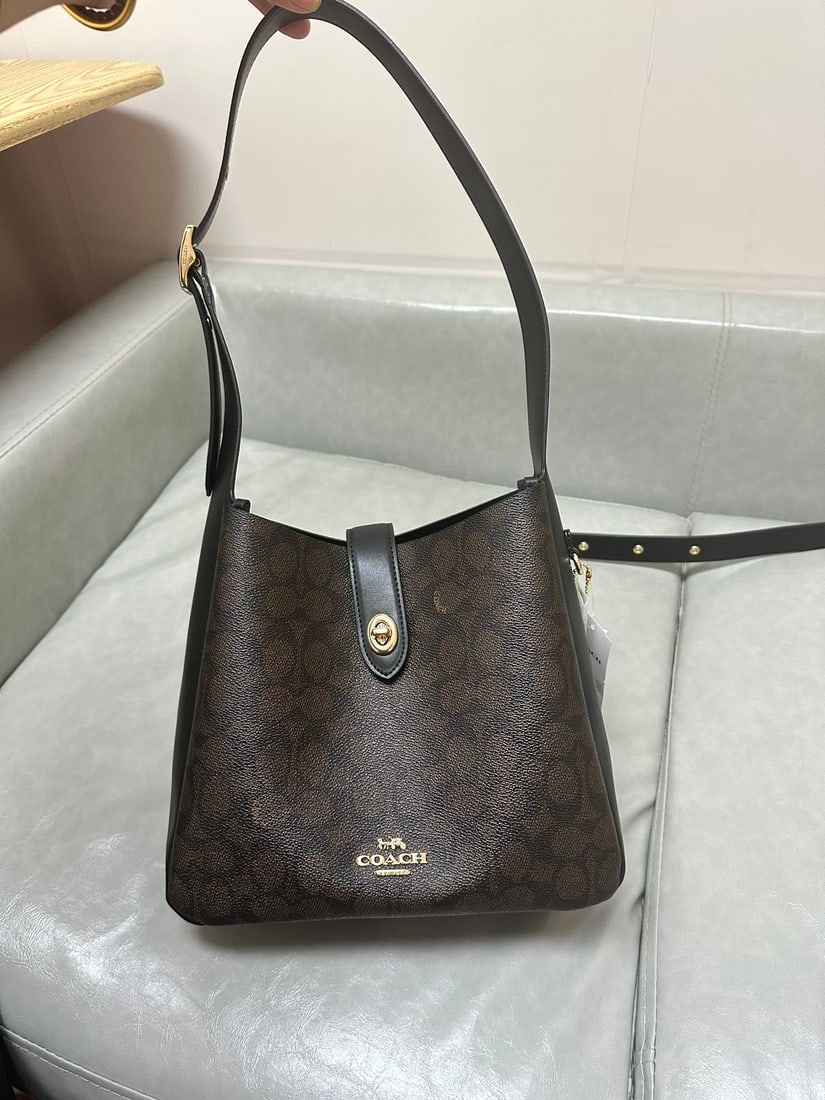 COACH Hadley: CW003 October 2024 Classic Monogram Material with Leather Trim - Autumn/Winter Main Color, Very Versatile Hadley Series Hobo Bag. Exudes sophistication. Lightweight and spacious, incredibly