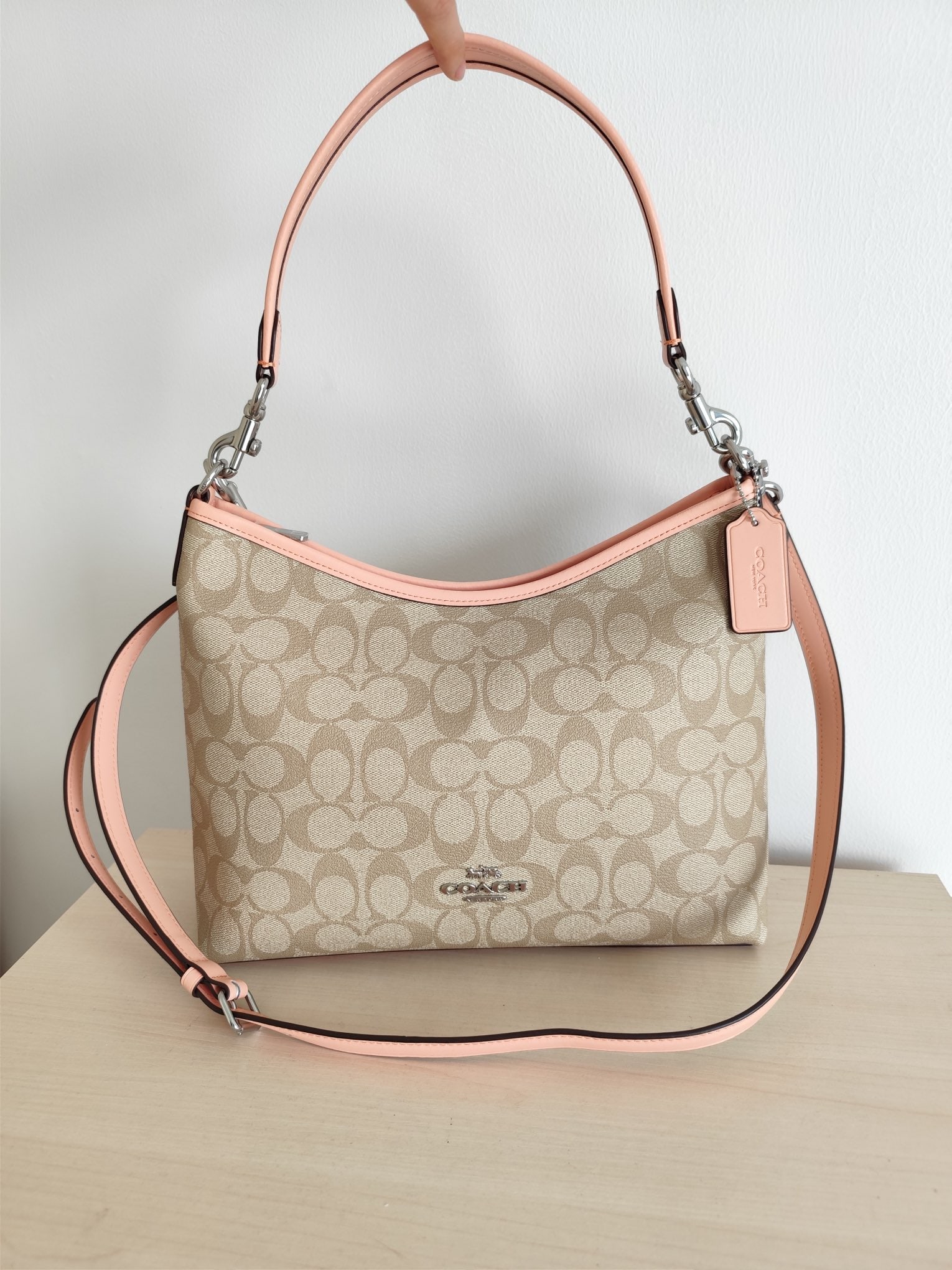 COACH laurel: COACH CR149 Laurel series hobo bag, classic milk tea color monogram canvas paired with brown top-grain cowhide leather, features two shoulder straps of different lengths. It can be carried by hand, ov