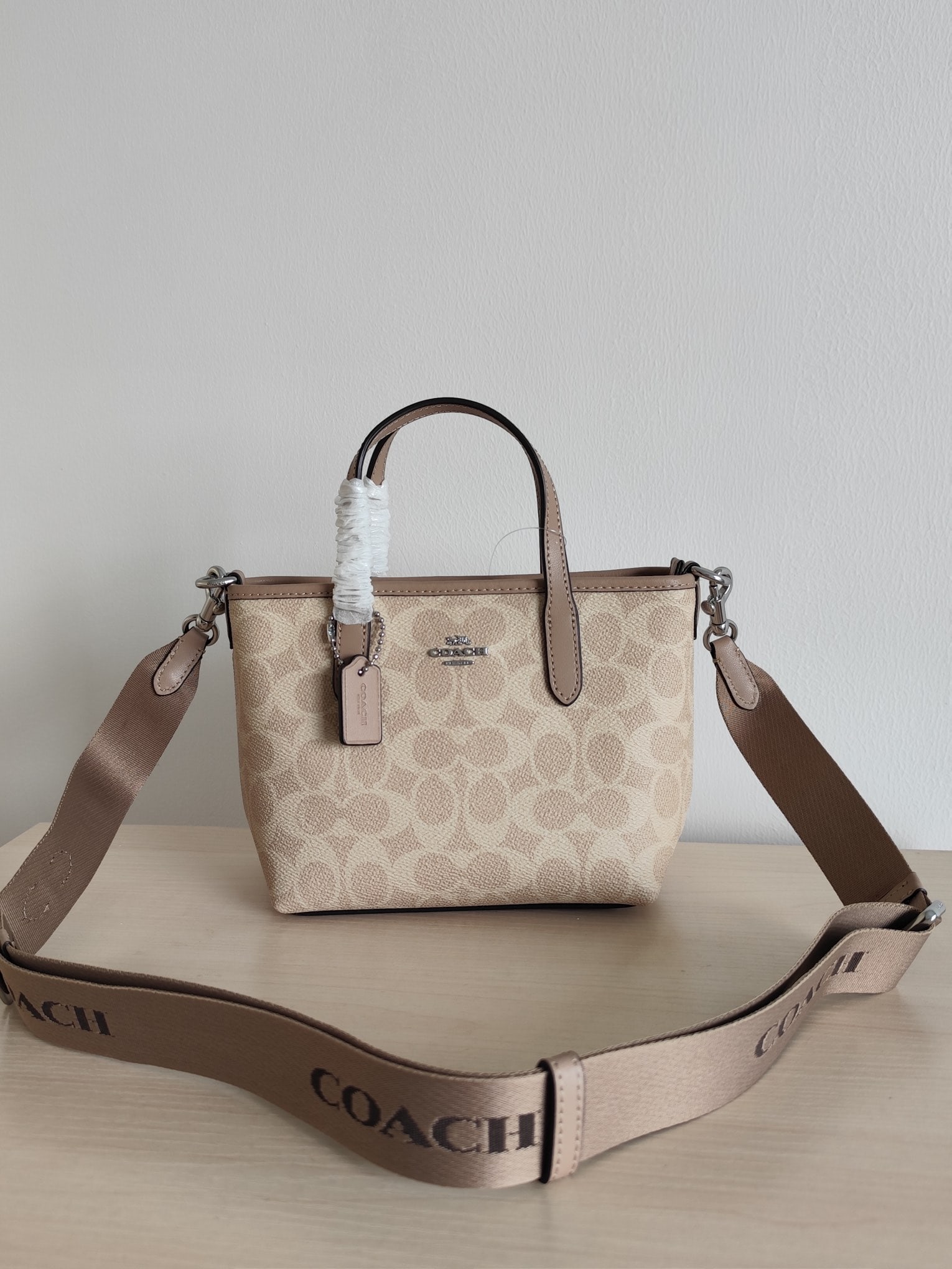 COACH: The COACH Mini City Tote features a simple yet stylish design with a classic C-shaped lining and premium leather material, making it suitable for both casual and elegant styles. It's not only aestheti