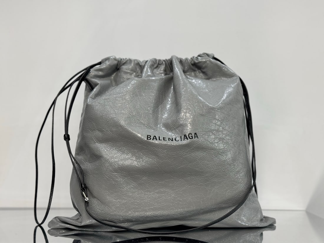 Balenciaga shopper dustbag: Balenciaga Shopper Dust Bag: This isn't your average bag; it's a perfect blend of fashion and practicality, an ultimate expression of individuality and trendiness. Made of classic crackled lambskin