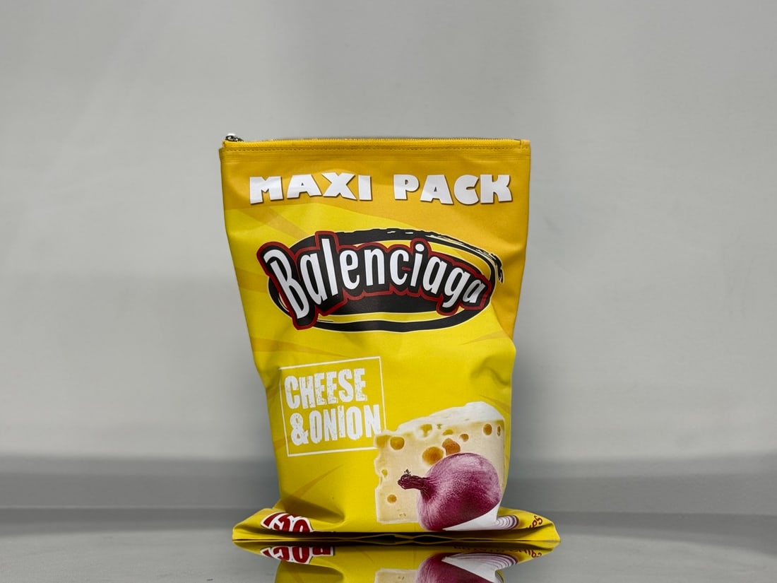 BALENCIAGA potato chip bag: Balenciaga's potato chip bag is always unpredictable in its fashion sense, taking street snack elements to a whole new level. Its unique design makes it a walking trendsetter; who wouldn't be drawn to