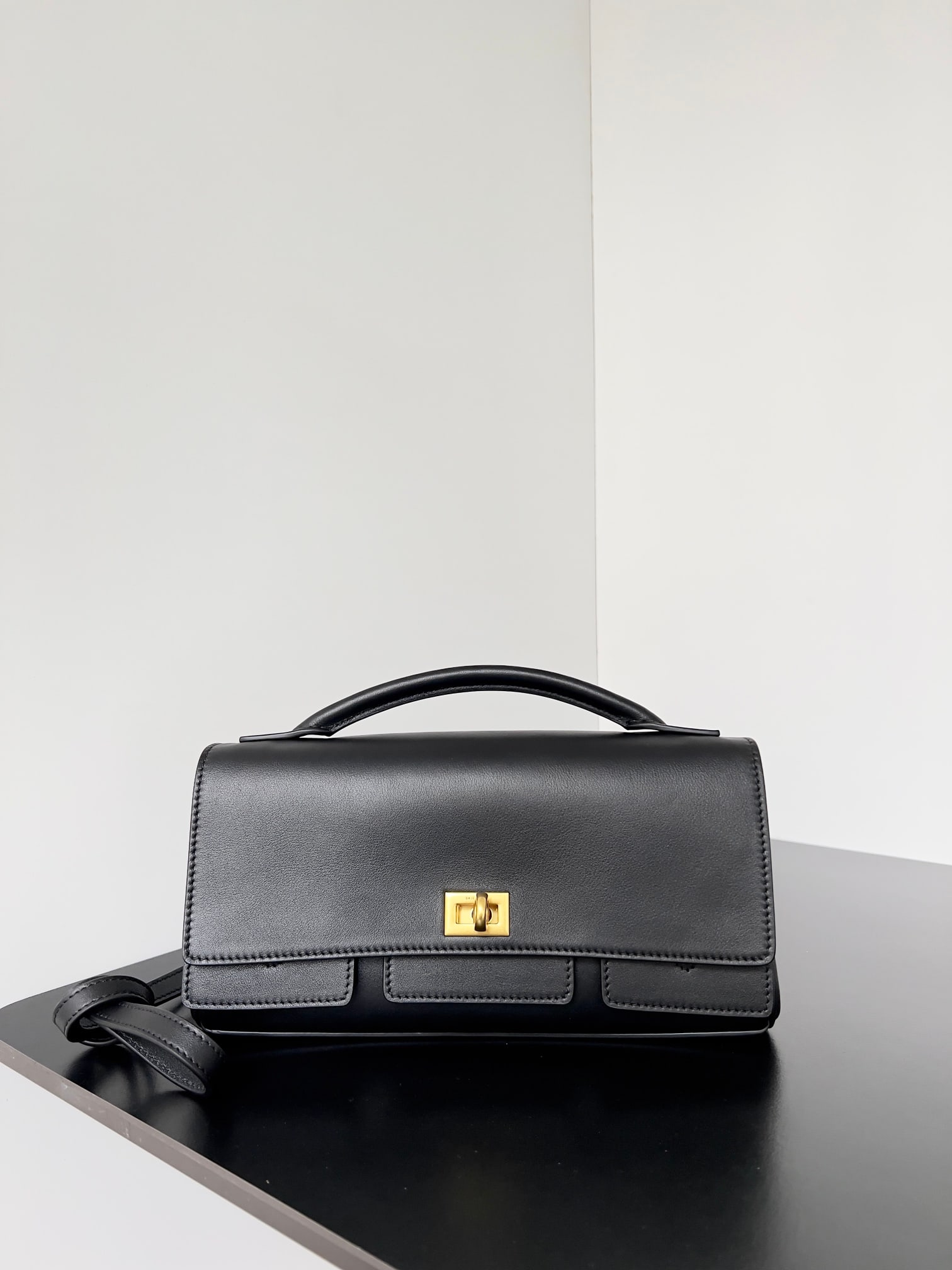 Balenciaga Bel Air Clutch: The Balenciaga Bel Air Clutch comes with a detachable long shoulder strap, allowing you to carry it by hand for an elegant look or wear it over the shoulder for a casual charm, easily suitable for var