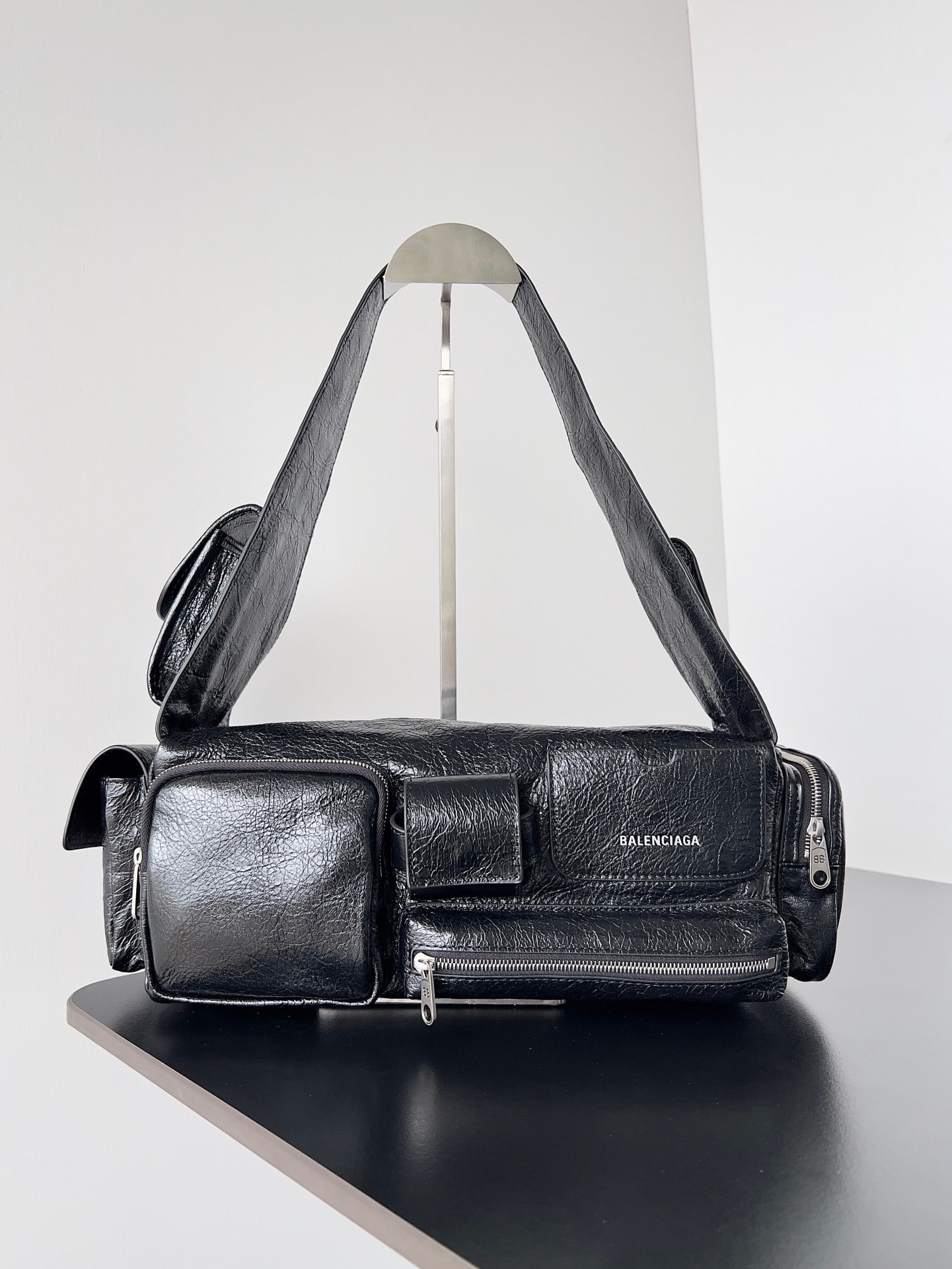Balenciaga superbusy: must-have item from Balenciaga's Superbusy collection: a retro-style lambskin shoulder bag with decorative workwear pockets. Highly practical, this multi-functional tote bag features a dark punk, bike