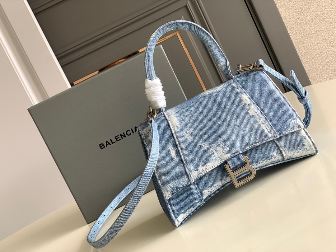 BALENCIAGA X GUCCI: BALENCIAGA X GUCCI Collaboration?? To celebrate GUCCI's centenary, the "Aria" collection was released, combining classic styles from both brands with graffiti-style lambskin and denim. Size: 23x15x10c
