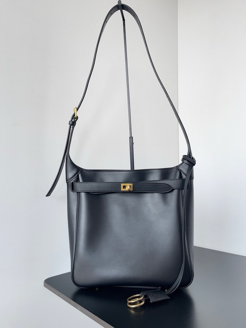 Balenciaga Bel Air Hobo: The Balenciaga Bel Air Hobo bag boasts a casual yet stylish design, perfectly complementing both casual and formal attire and showcasing a unique urban fashion attitude. It features an adjustable shou