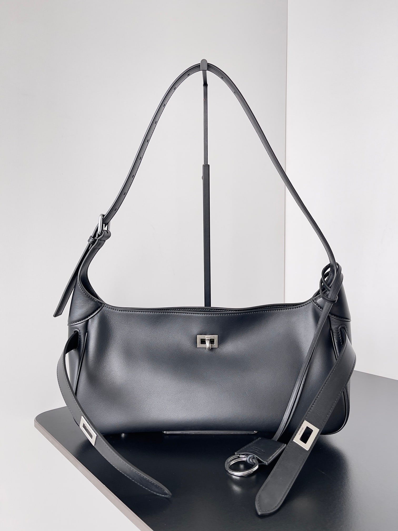 Balenciaga Bel Air: The Balenciaga Bel Air shoulder bag boasts a casual yet stylish design, perfectly complementing both casual and formal attire and showcasing a unique urban fashion attitude. It features an adjustable 