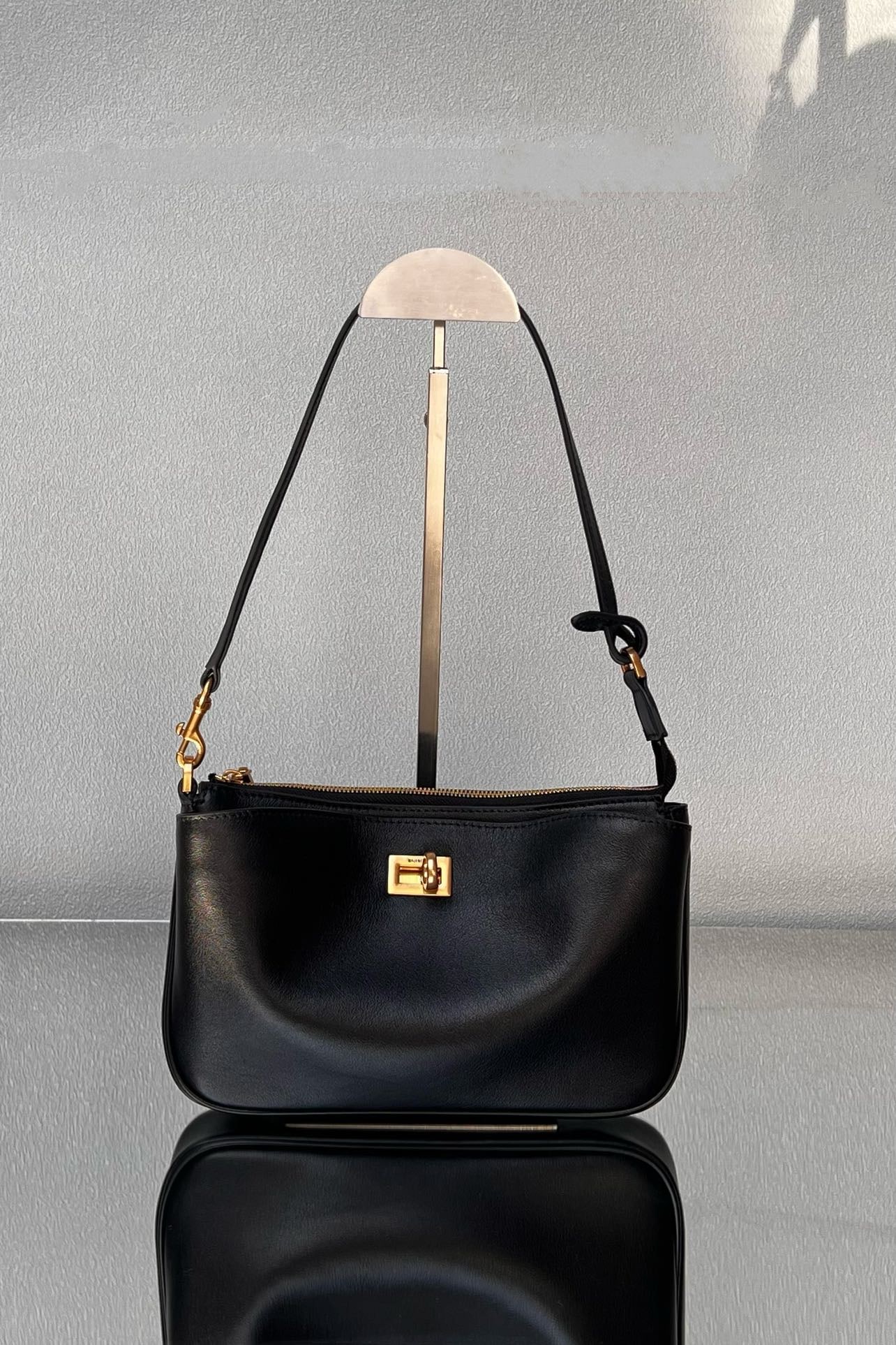 Balenciaga Rodeo: Balenciaga's popular Rodeo series now features a shoulder bag with a detachable strap that instantly transforms into an elegant clutch, offering multiple styling options. It boasts two extra-large poc