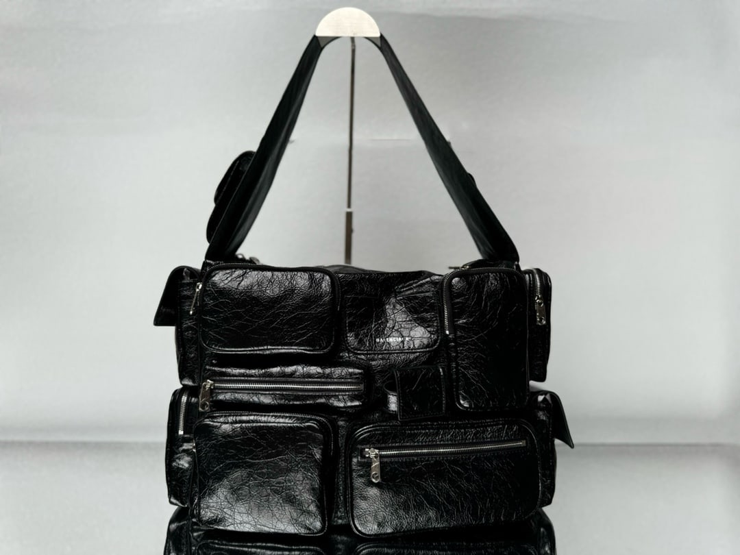 Balenciaga superbusy: must-have item from Balenciaga's Superbusy collection: a retro-style lambskin shoulder bag with decorative workwear pockets. Highly practical, this multi-functional tote bag features a dark punk,