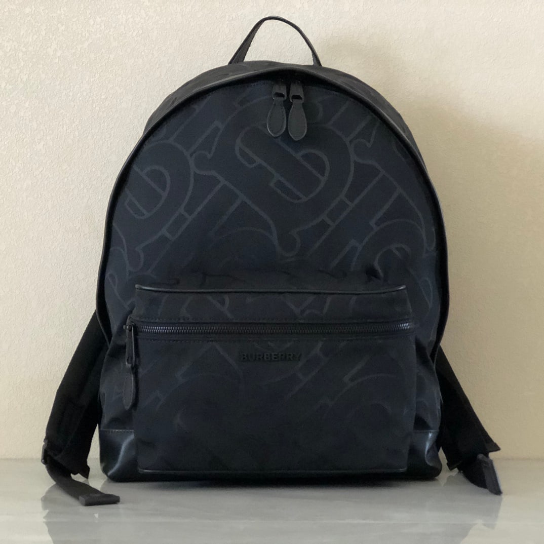 Burberry backpack: This large backpack, unisex, features the iconic TB logo, making it irresistible. It includes a laptop compartment and measures 30.5 x 14.5 x 42.5 cm. Thank you for viewing our auction and we look