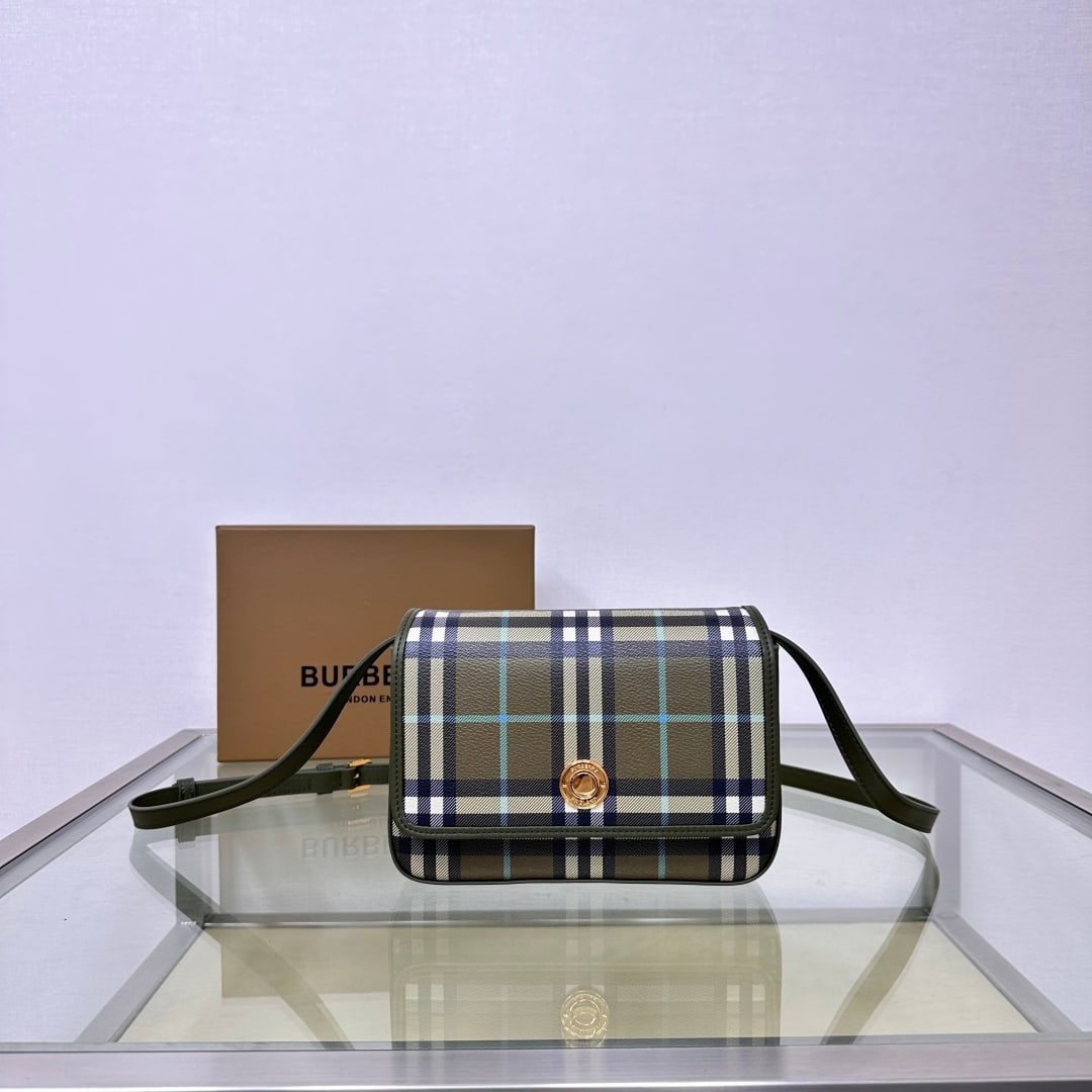 Burberry: This Burberry crossbody bag is so chic it can be worn over the shoulder, crossbody, or as a clutch. It offers ample space, combining style and practicality. Dimensions: 21x5x13 cm. Thank you for