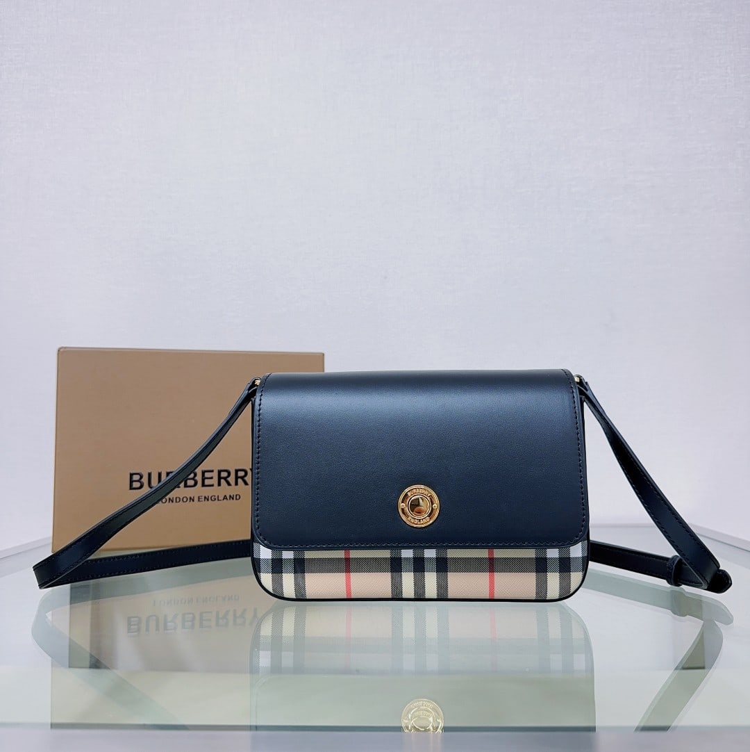 Burberry: This Burberry crossbody bag is so chic it can be worn over the shoulder, crossbody, or as a clutch. It offers ample space, combining style and practicality. Dimensions: 21x5x13 cm. Thank you for