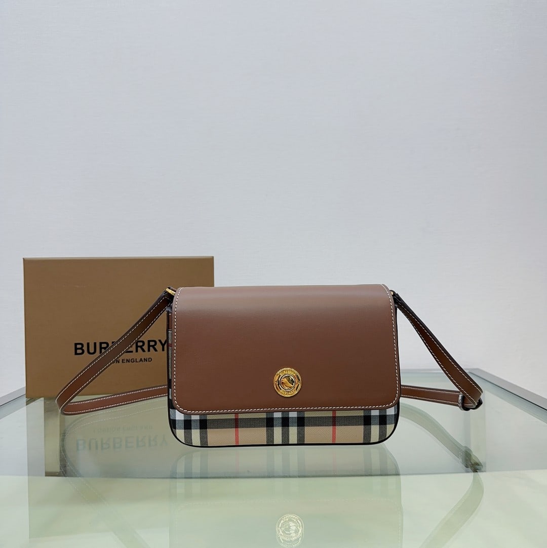 Burberry: This Burberry crossbody bag is so chic it can be worn over the shoulder, crossbody, or as a clutch. It offers ample space, combining style and practicality. Dimensions: 21x5x13 cm. Thank you for