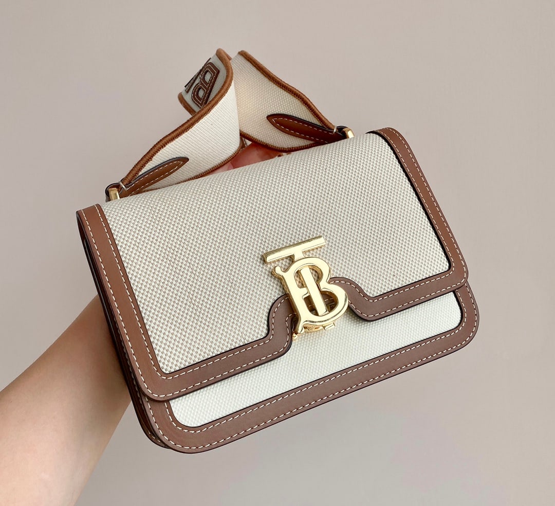 Burberry: The most striking feature of this design is its wide shoulder strap, adorned with an eye-catching large logo lettering, making it incredibly comfortable to carry. Thank you for viewing our auction