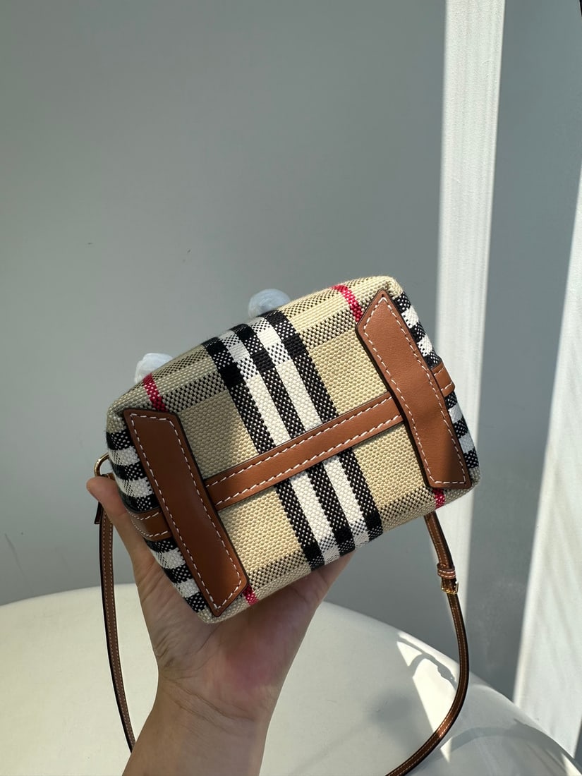 Burberry - 3
