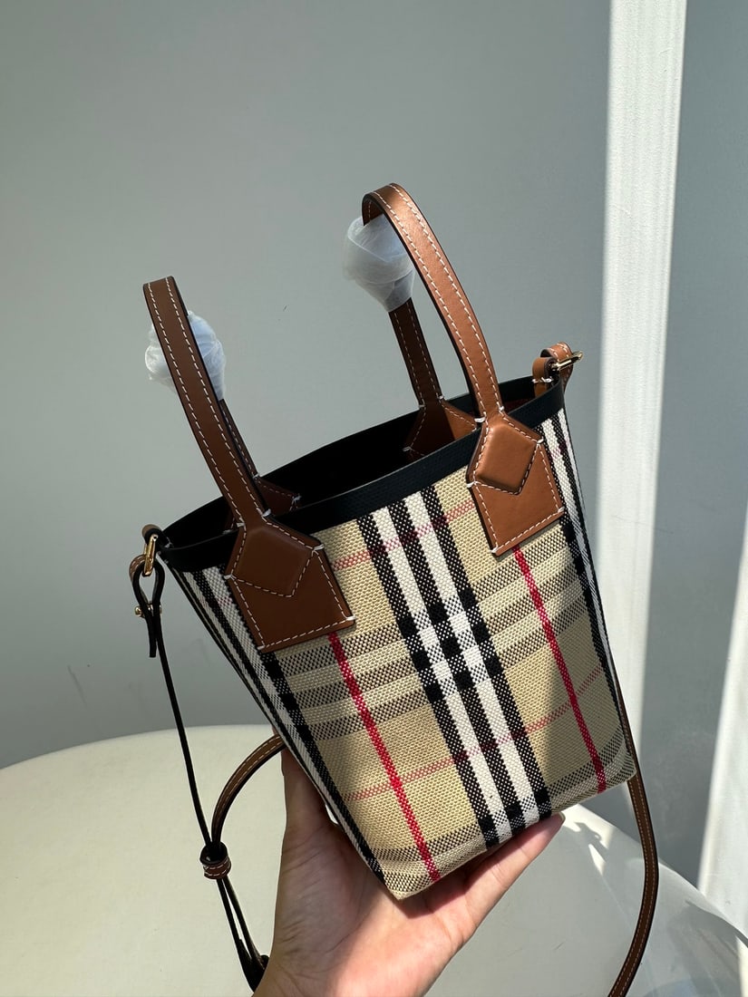 Burberry - 8