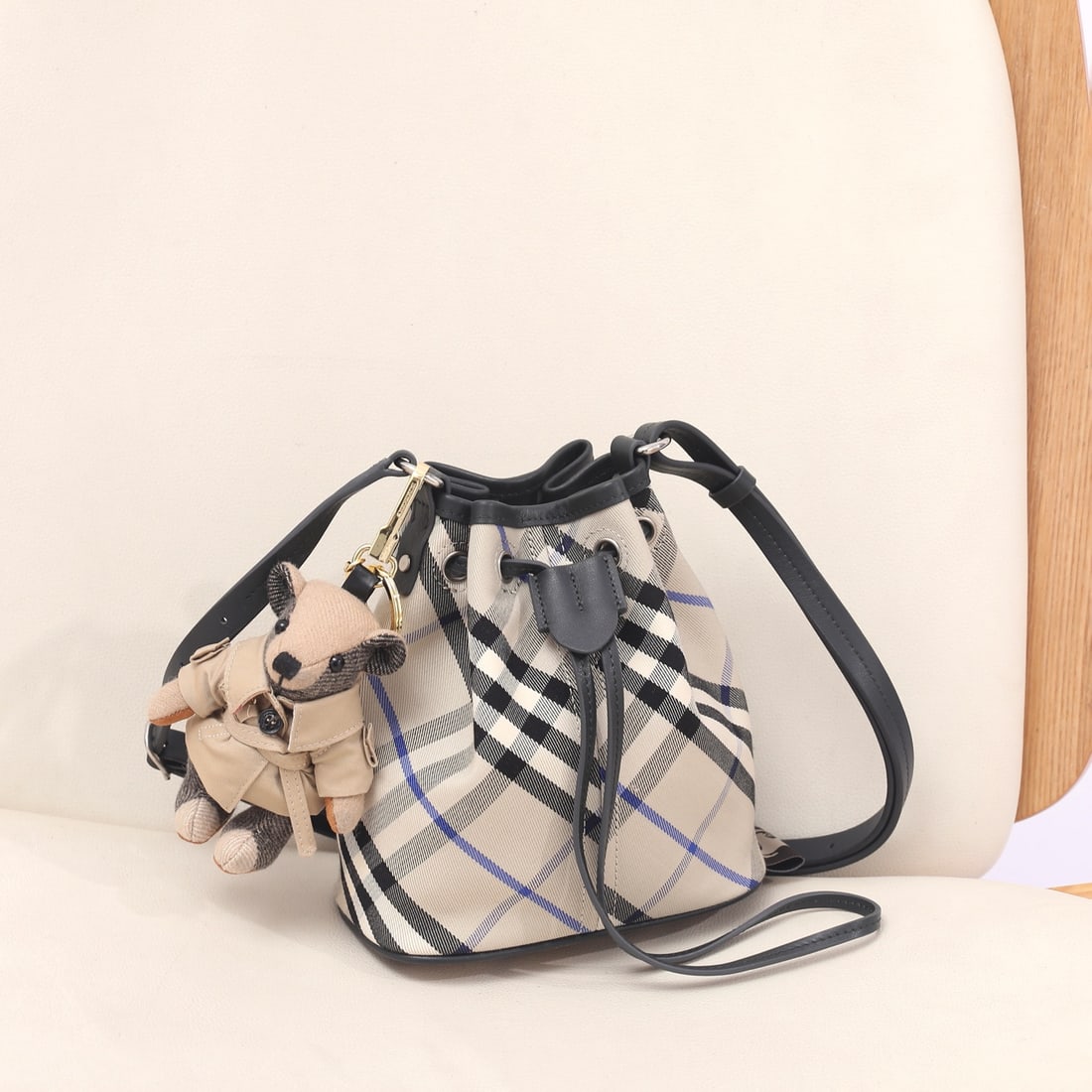 Burberry: This Burberry collection is truly beautiful and incredibly stylish. It embodies a minimalist yet sophisticated design philosophy, exuding a relaxed feel. The bag is ultra-lightweight and has a very