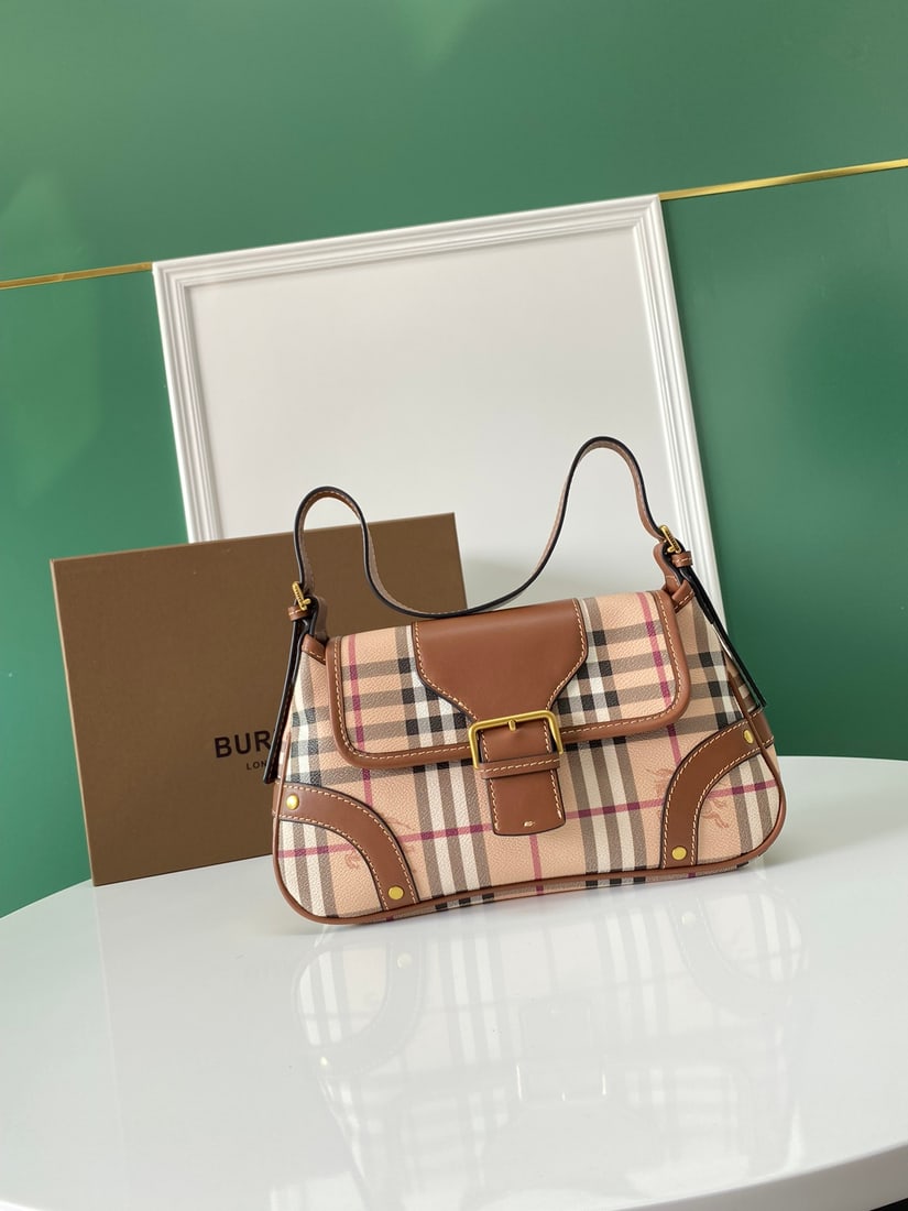 Burberry: Burberry's most classic vintage shoulder bag is both retro and trendy. Shoulder bags are all the rage this year, combining beauty and practicality. This one is stunning! It looks chic whether carried